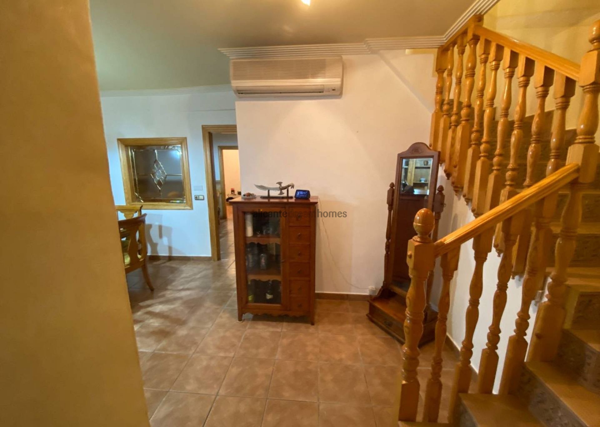 Resale - 5 Bedroom 2 Bathroom Townhouse in Sax -  - Alicante