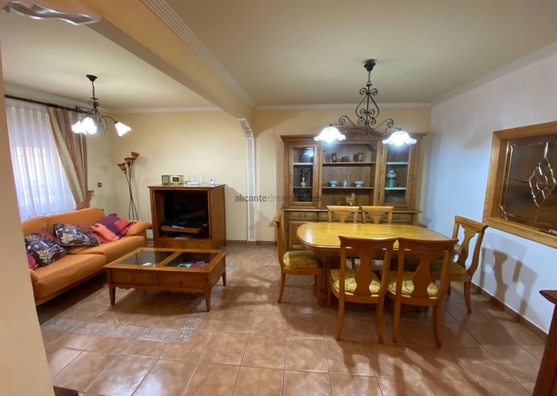 Resale - 5 Bedroom 2 Bathroom Townhouse in Sax -  - Alicante