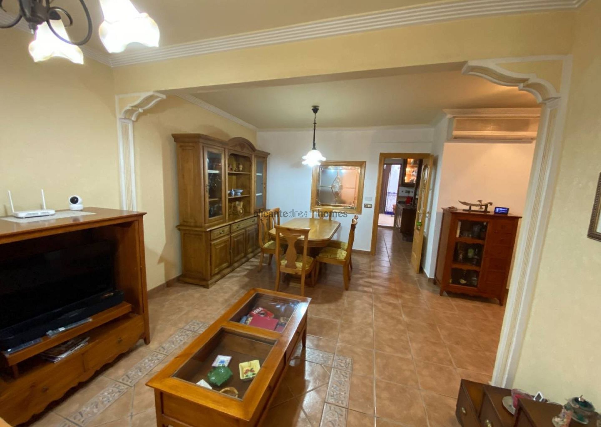 Resale - 5 Bedroom 2 Bathroom Townhouse in Sax -  - Alicante