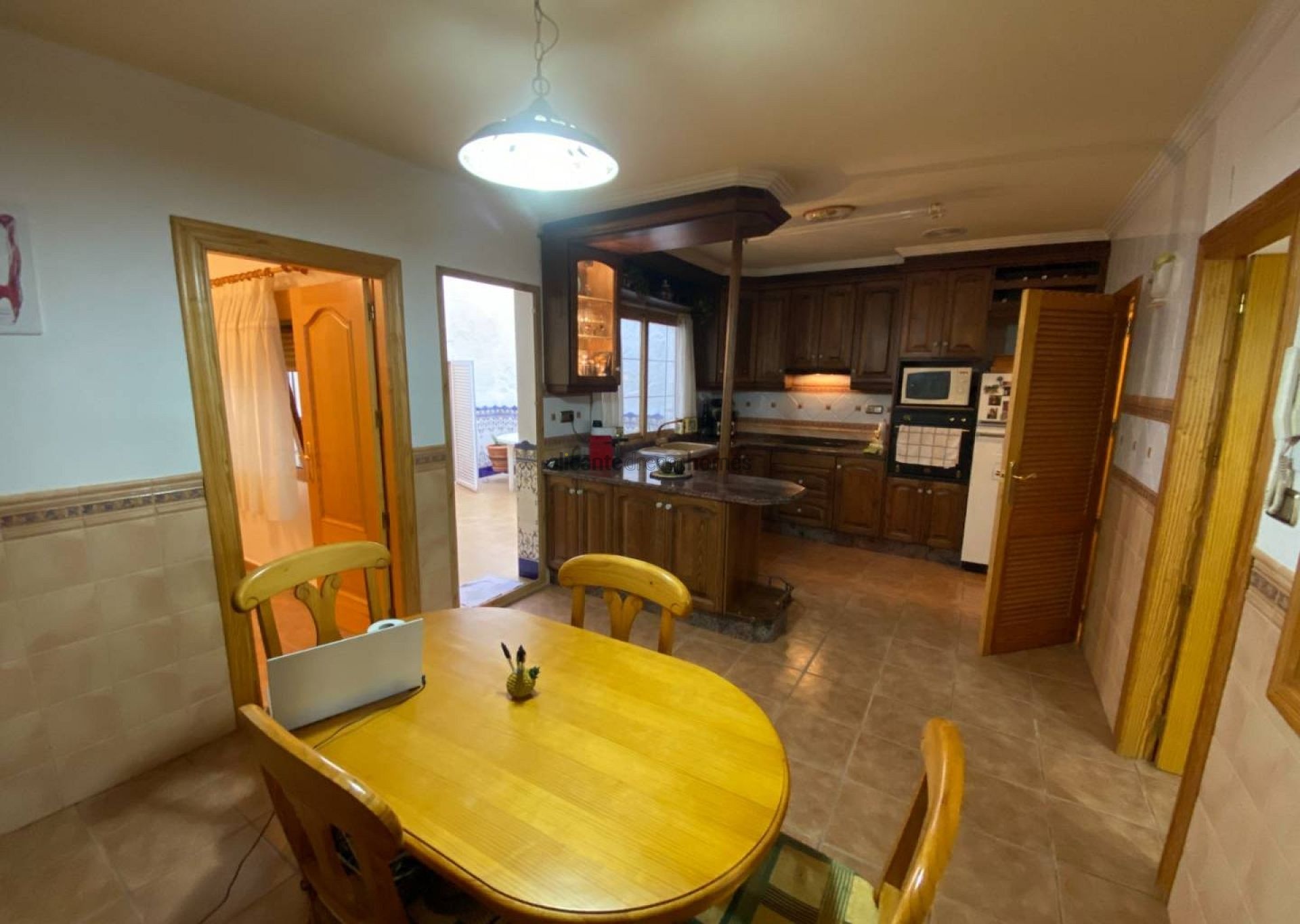 Resale - 5 Bedroom 2 Bathroom Townhouse in Sax -  - Alicante