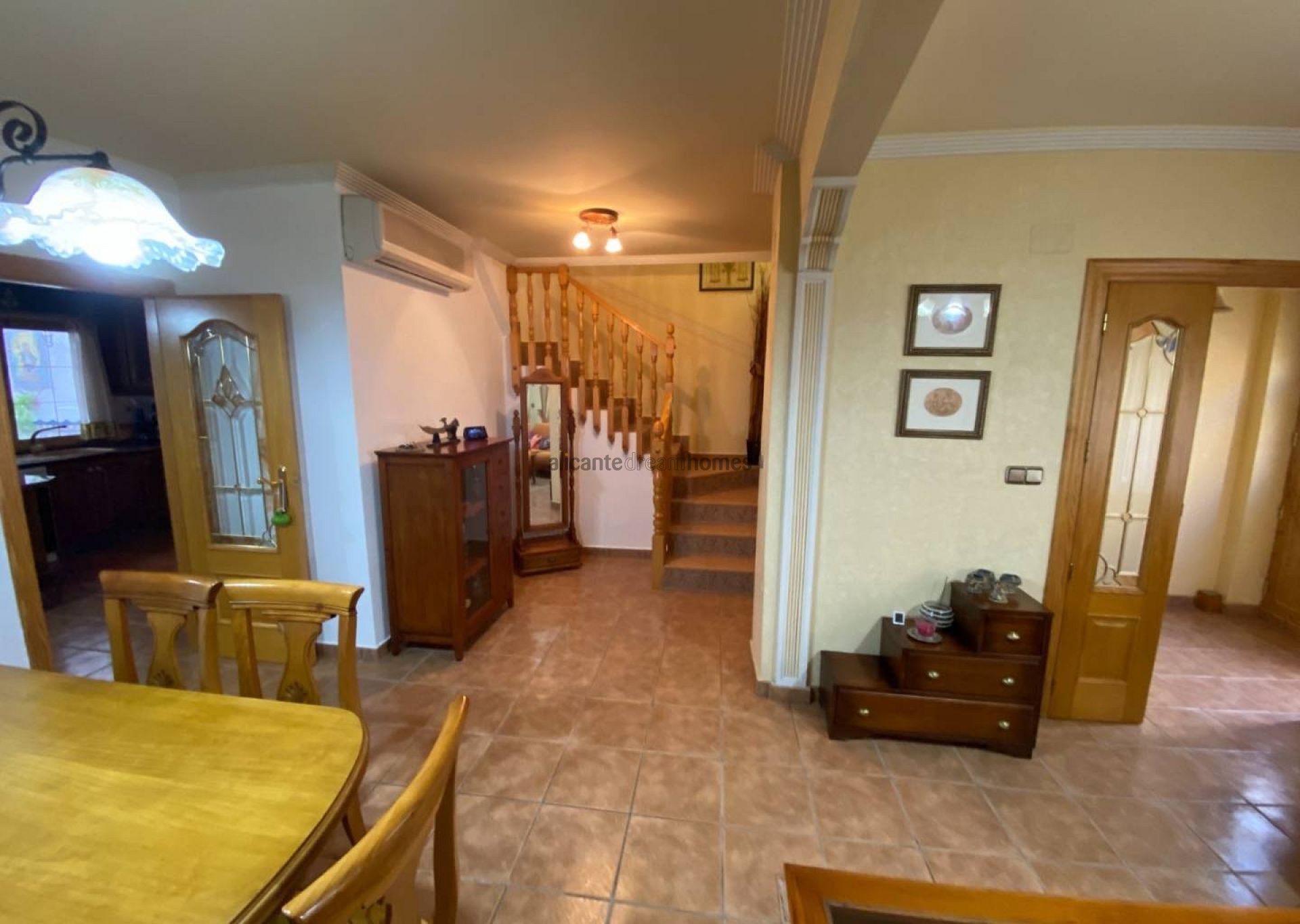 Resale - 5 Bedroom 2 Bathroom Townhouse in Sax -  - Alicante