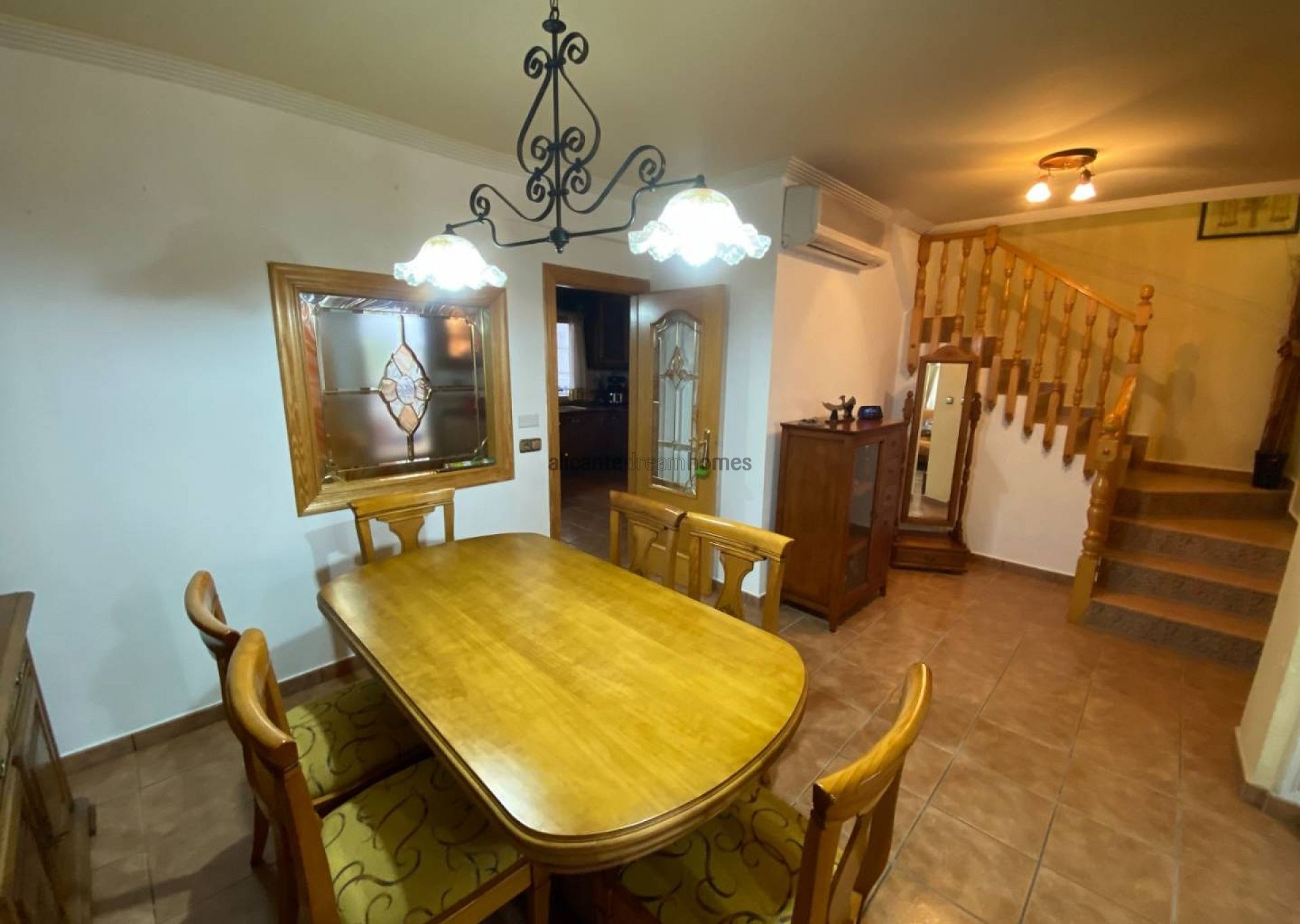Resale - 5 Bedroom 2 Bathroom Townhouse in Sax -  - Alicante
