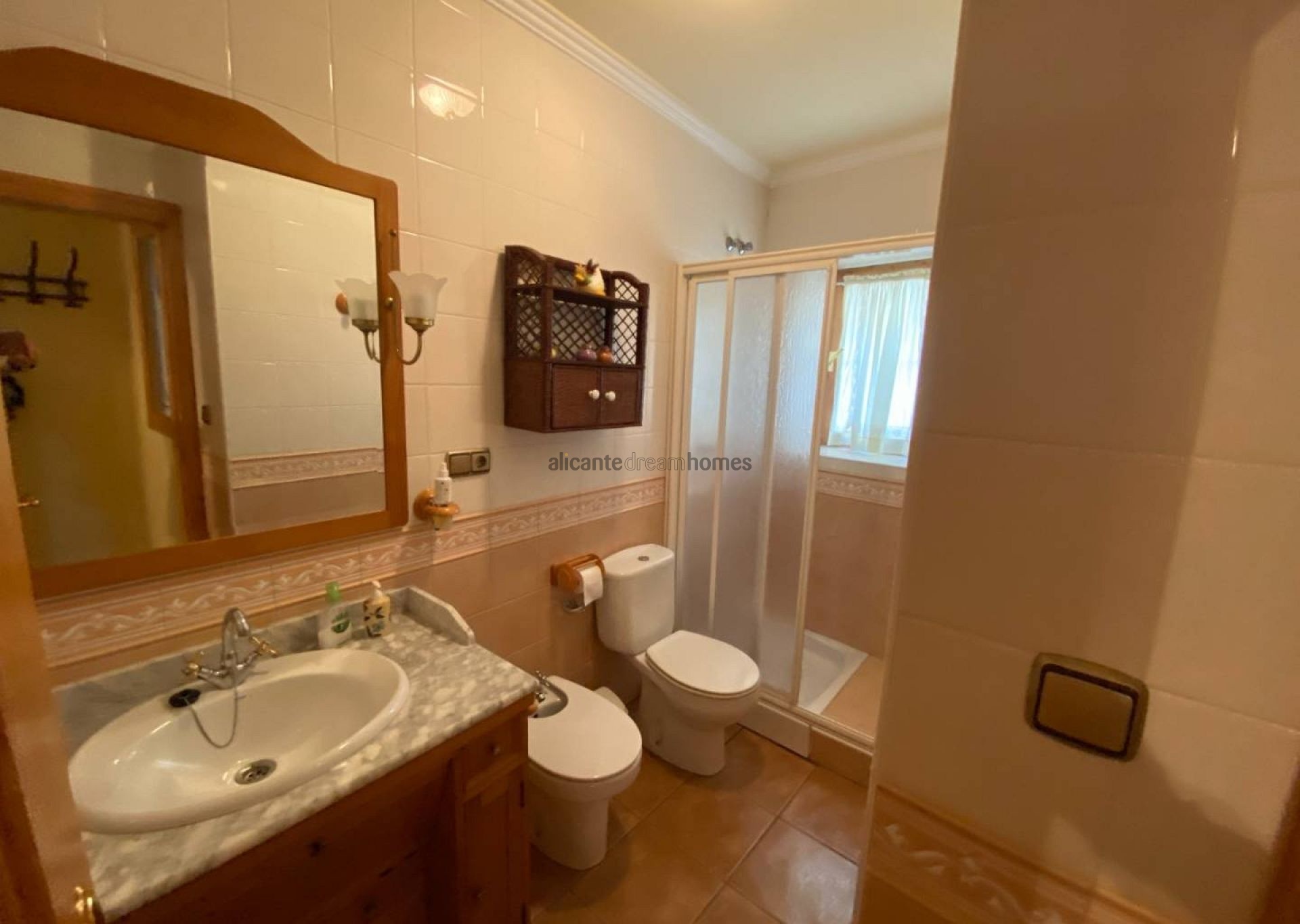 Resale - 5 Bedroom 2 Bathroom Townhouse in Sax -  - Alicante