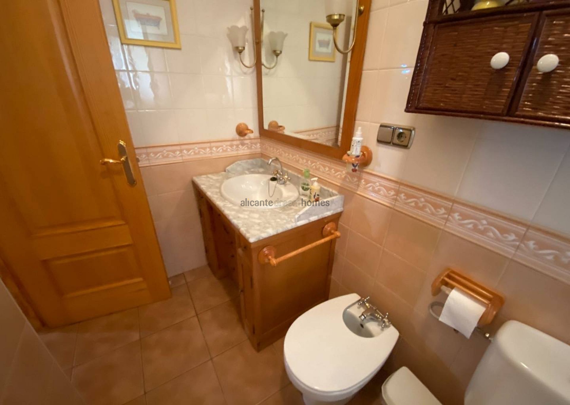 Resale - 5 Bedroom 2 Bathroom Townhouse in Sax -  - Alicante