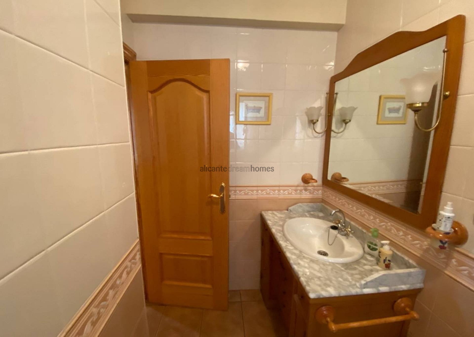 Resale - 5 Bedroom 2 Bathroom Townhouse in Sax -  - Alicante