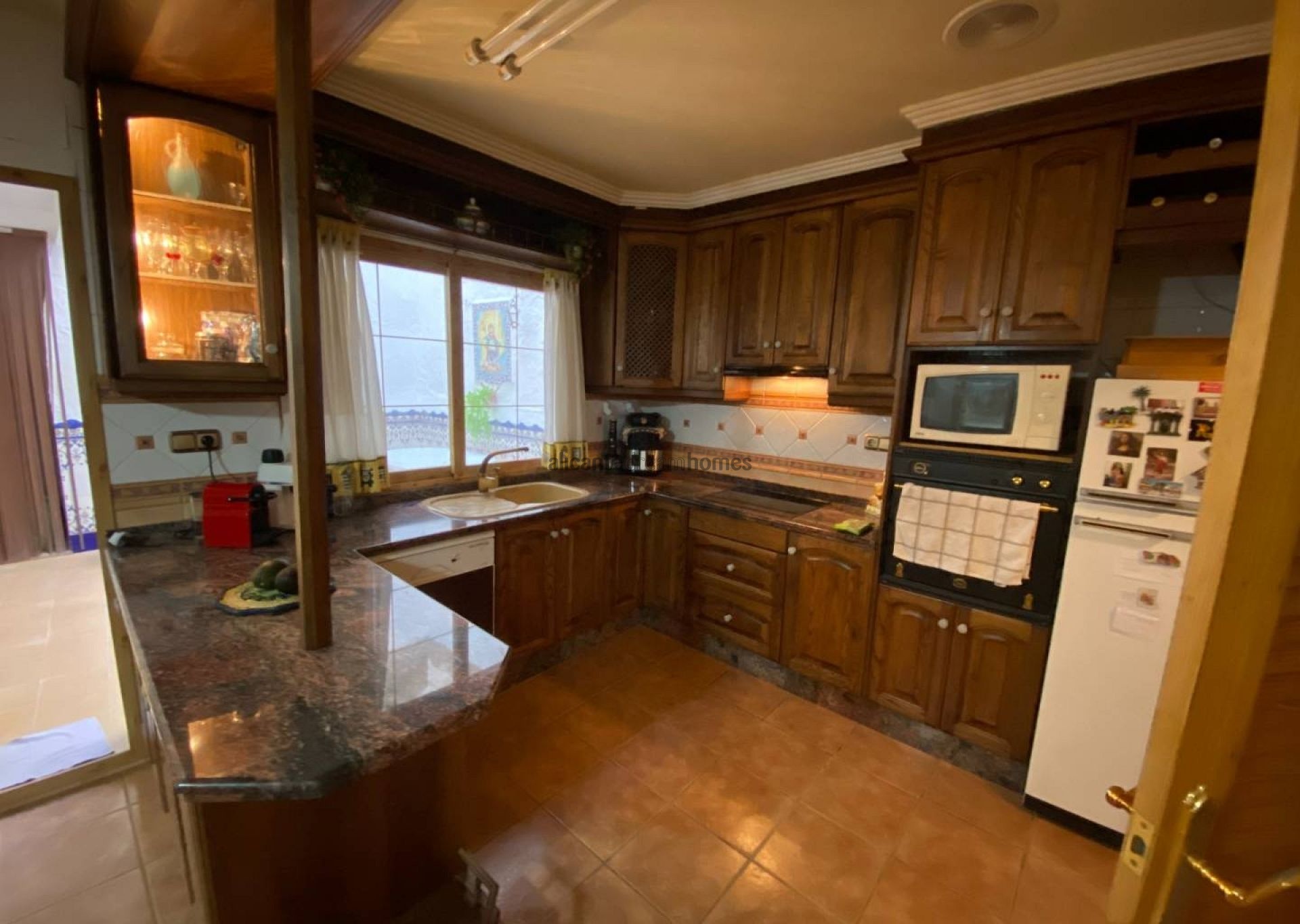 Resale - 5 Bedroom 2 Bathroom Townhouse in Sax -  - Alicante