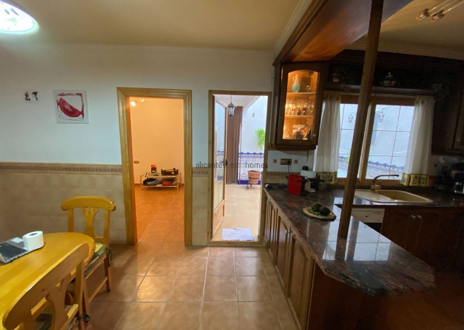 Resale - 5 Bedroom 2 Bathroom Townhouse in Sax -  - Alicante