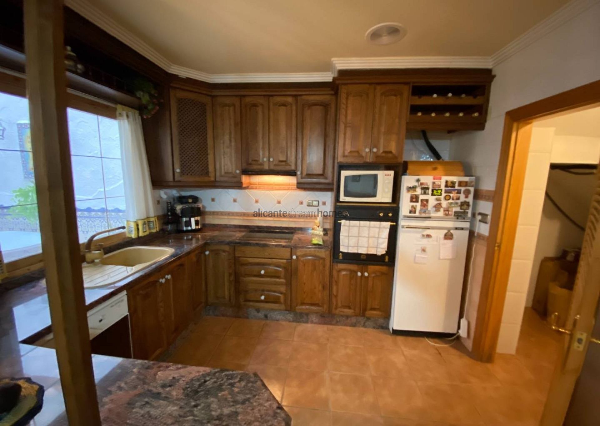 Resale - 5 Bedroom 2 Bathroom Townhouse in Sax -  - Alicante