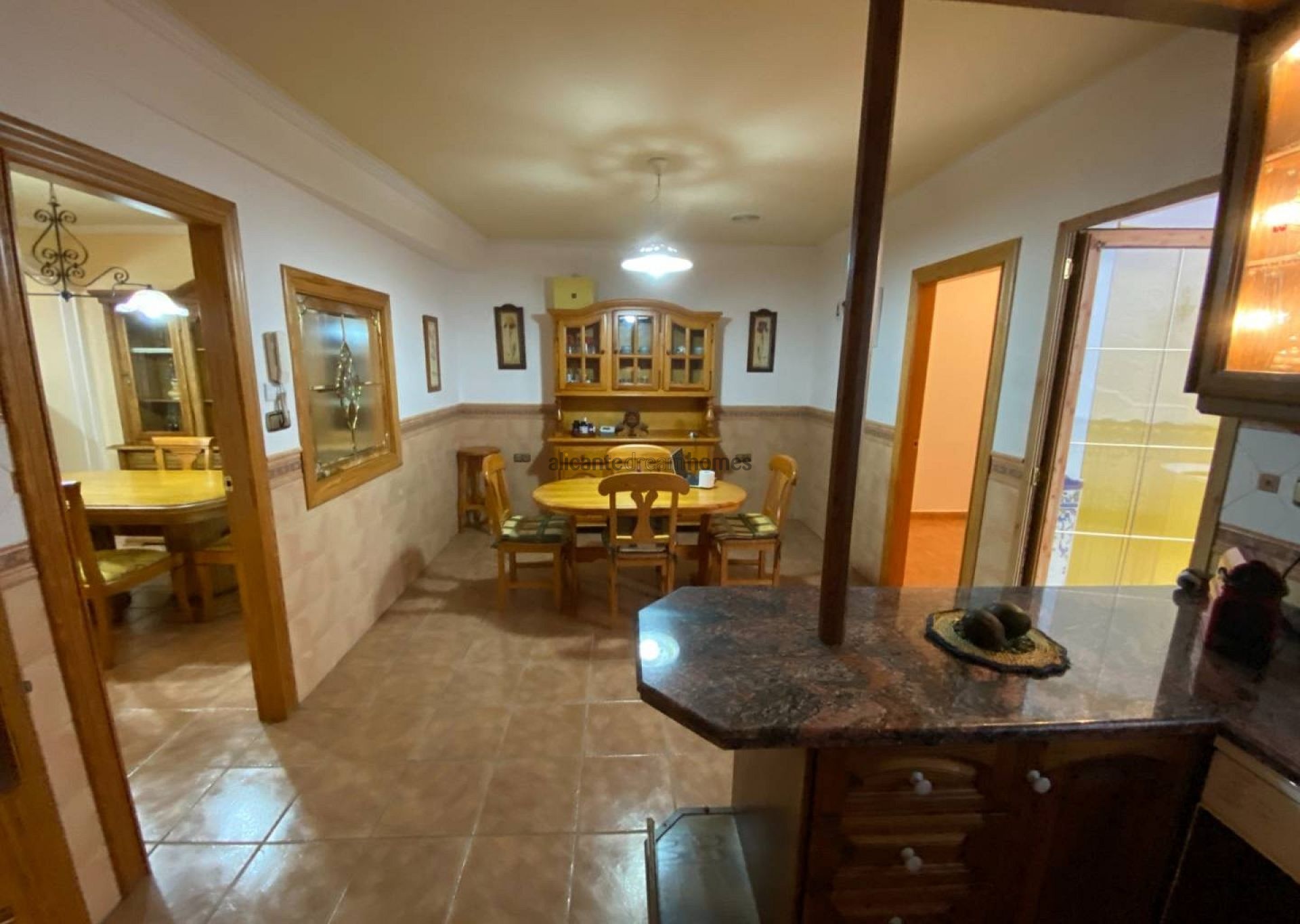 Resale - 5 Bedroom 2 Bathroom Townhouse in Sax -  - Alicante