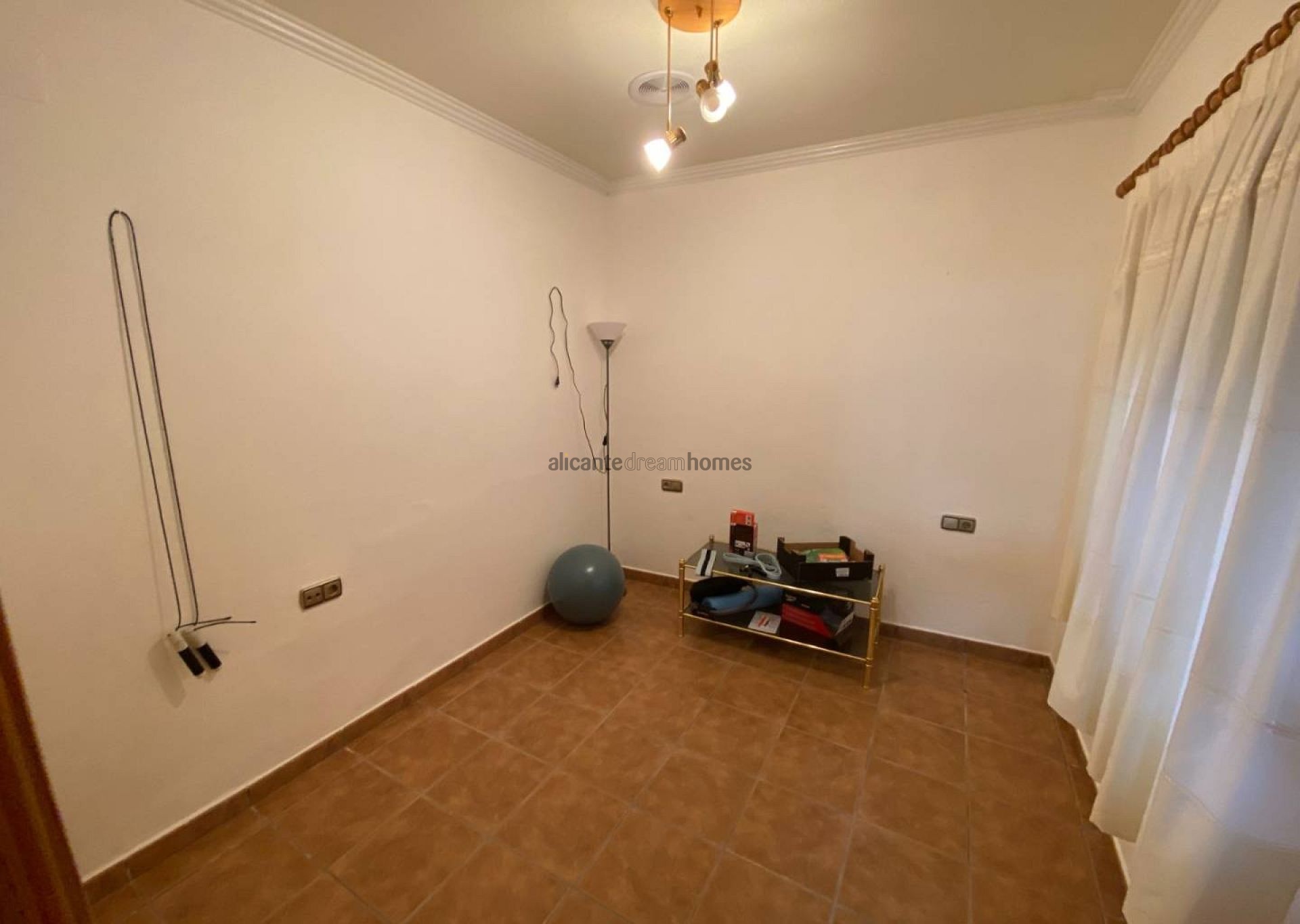 Resale - 5 Bedroom 2 Bathroom Townhouse in Sax -  - Alicante