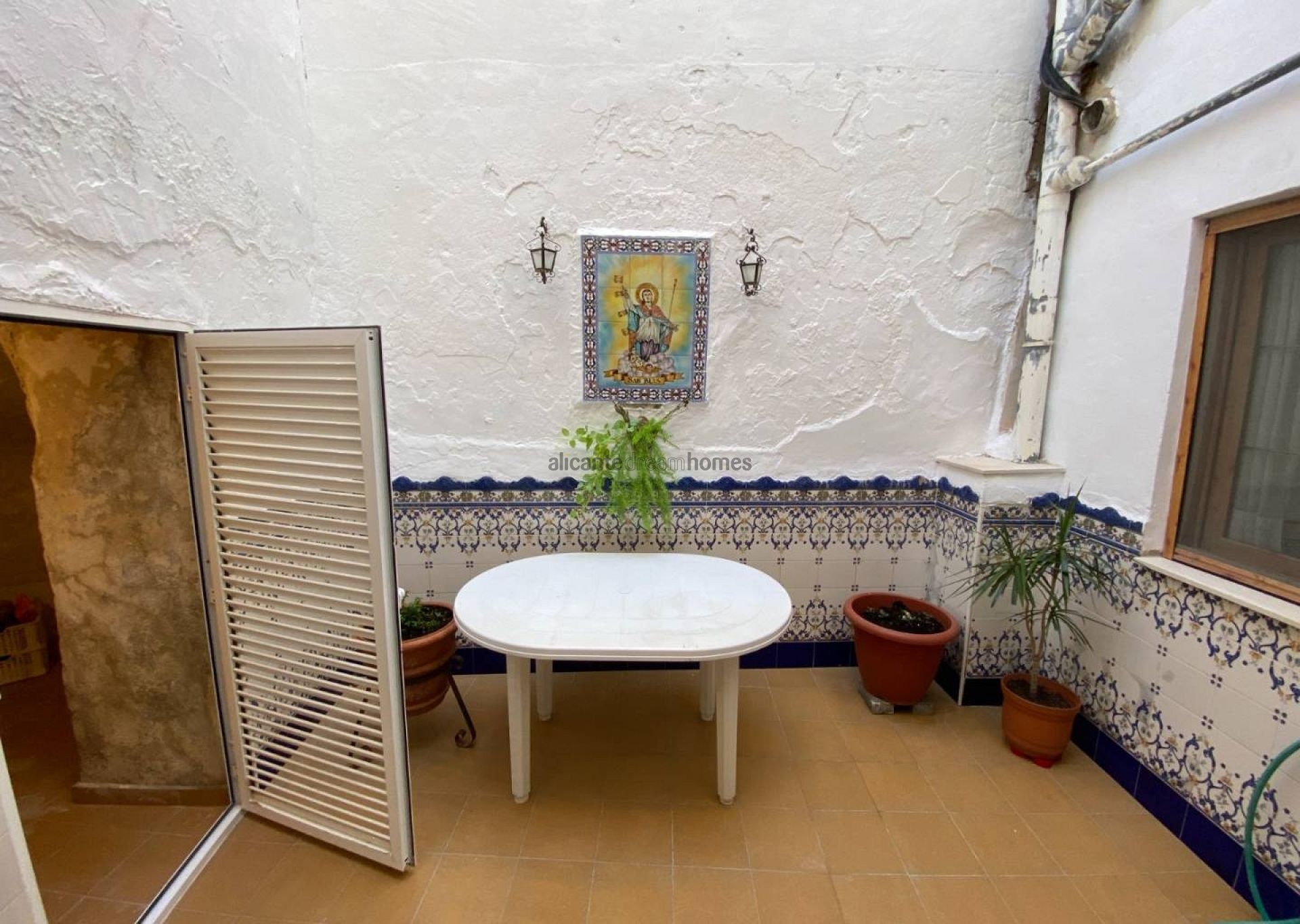 Resale - 5 Bedroom 2 Bathroom Townhouse in Sax -  - Alicante