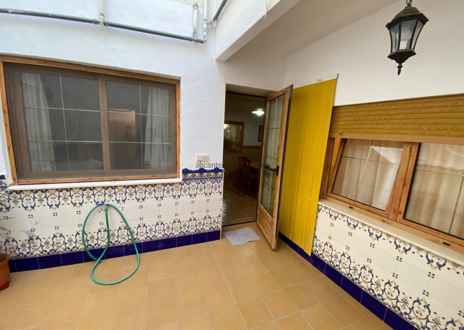 Resale - 5 Bedroom 2 Bathroom Townhouse in Sax -  - Alicante