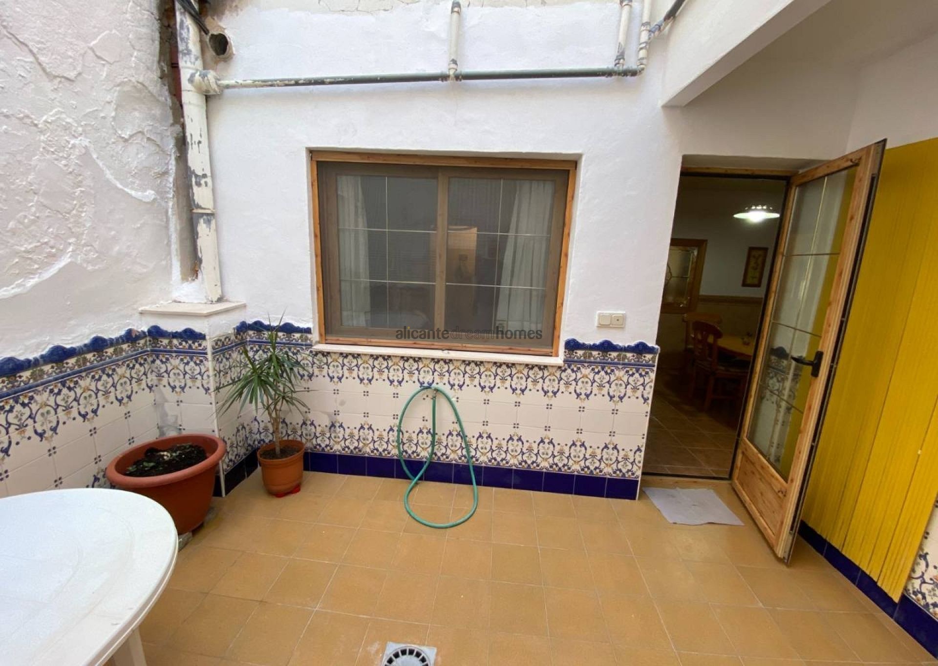 Resale - 5 Bedroom 2 Bathroom Townhouse in Sax -  - Alicante