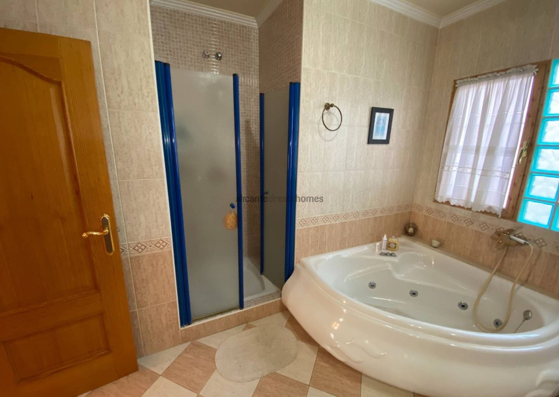 Resale - 5 Bedroom 2 Bathroom Townhouse in Sax -  - Alicante