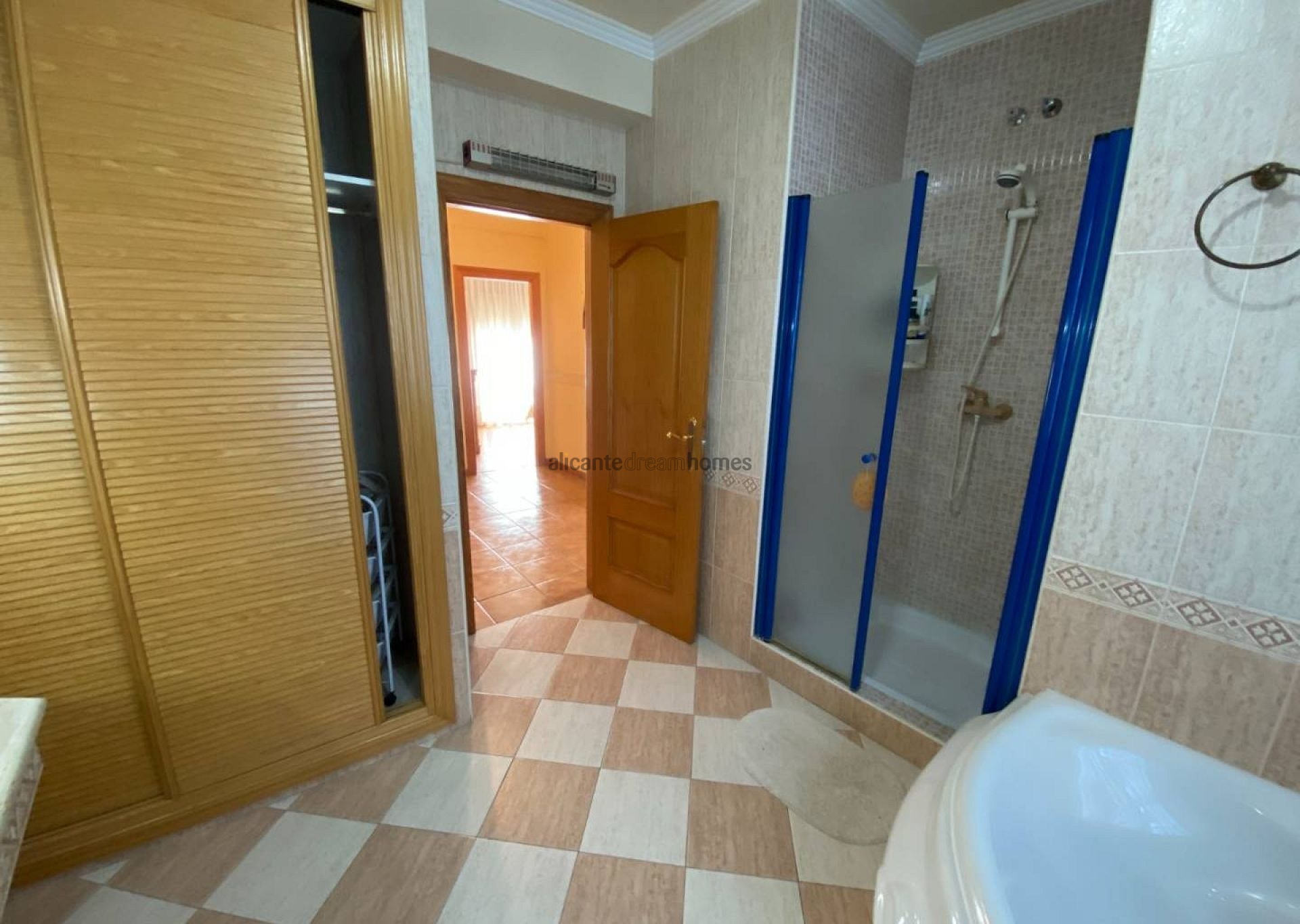 Resale - 5 Bedroom 2 Bathroom Townhouse in Sax -  - Alicante