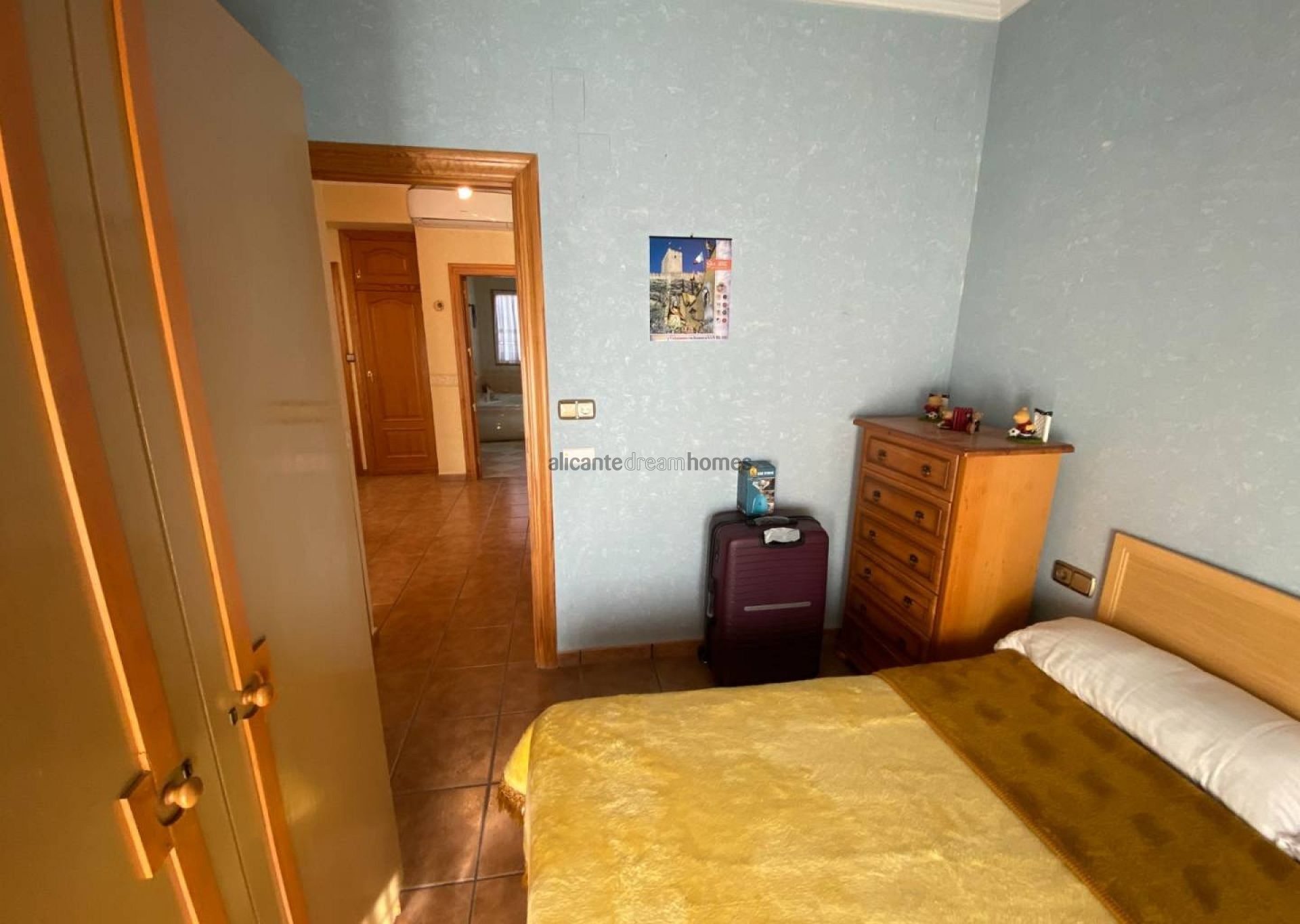 Resale - 5 Bedroom 2 Bathroom Townhouse in Sax -  - Alicante