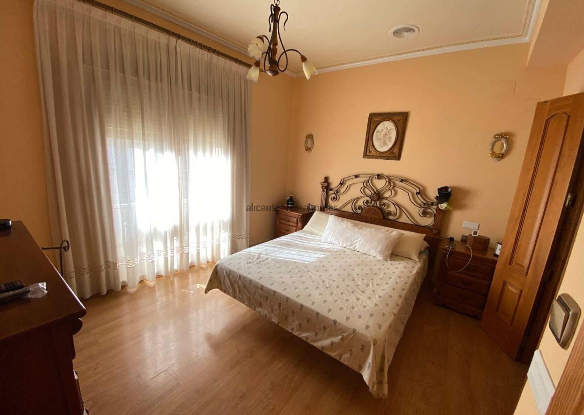 Resale - 5 Bedroom 2 Bathroom Townhouse in Sax -  - Alicante