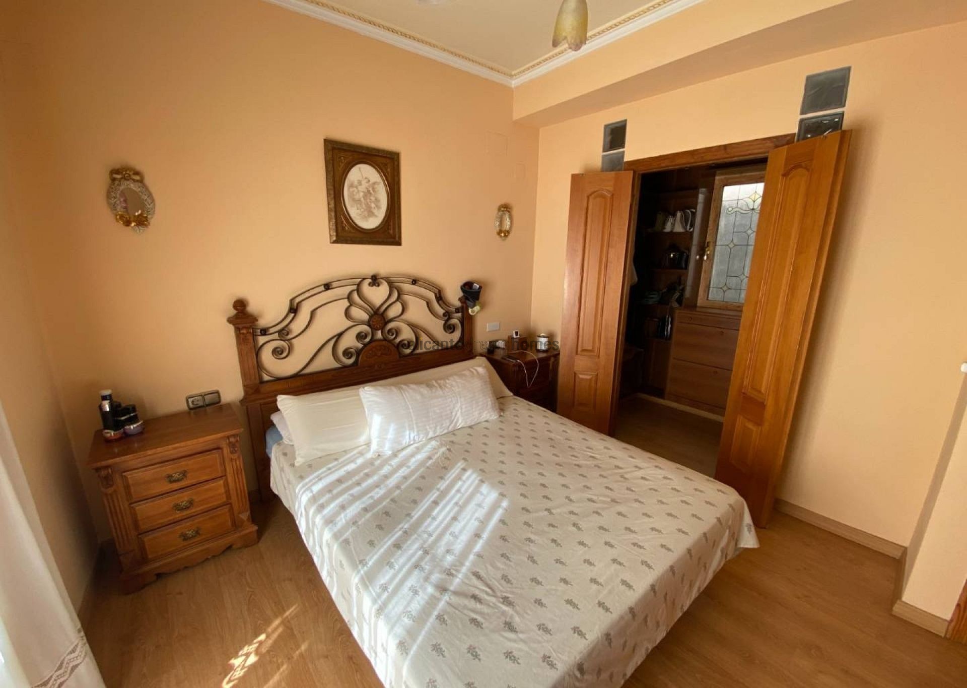 Resale - 5 Bedroom 2 Bathroom Townhouse in Sax -  - Alicante