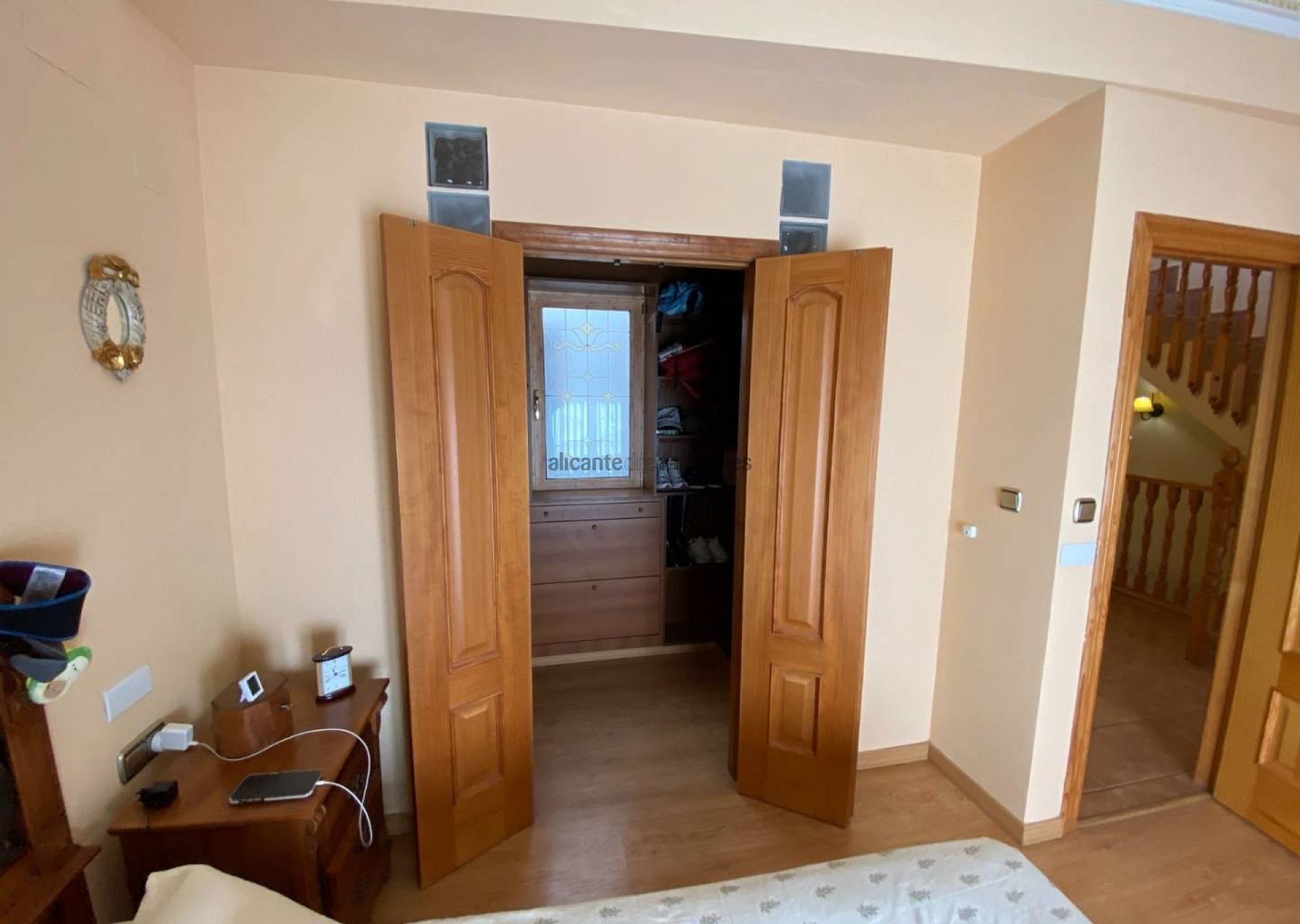 Resale - 5 Bedroom 2 Bathroom Townhouse in Sax -  - Alicante