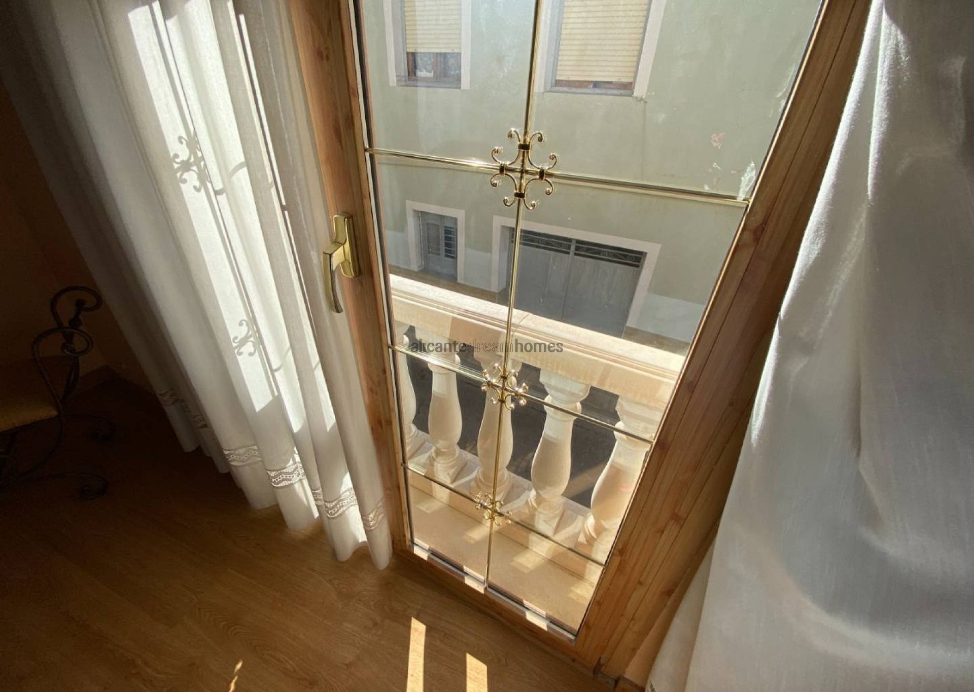 Resale - 5 Bedroom 2 Bathroom Townhouse in Sax -  - Alicante