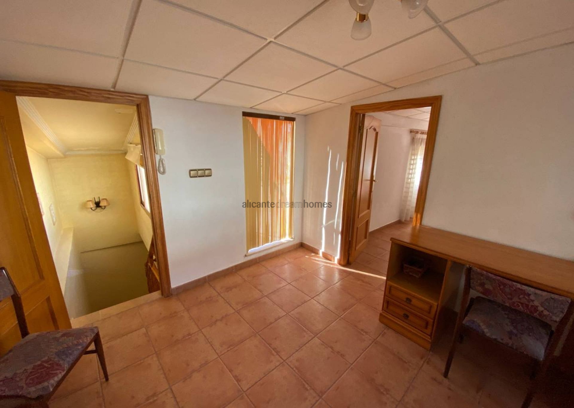 Resale - 5 Bedroom 2 Bathroom Townhouse in Sax -  - Alicante