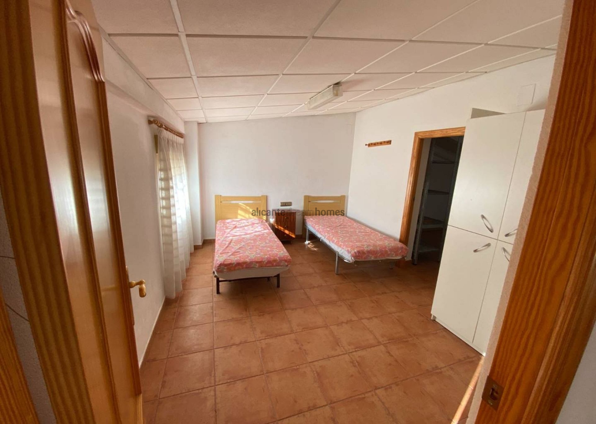 Resale - 5 Bedroom 2 Bathroom Townhouse in Sax -  - Alicante