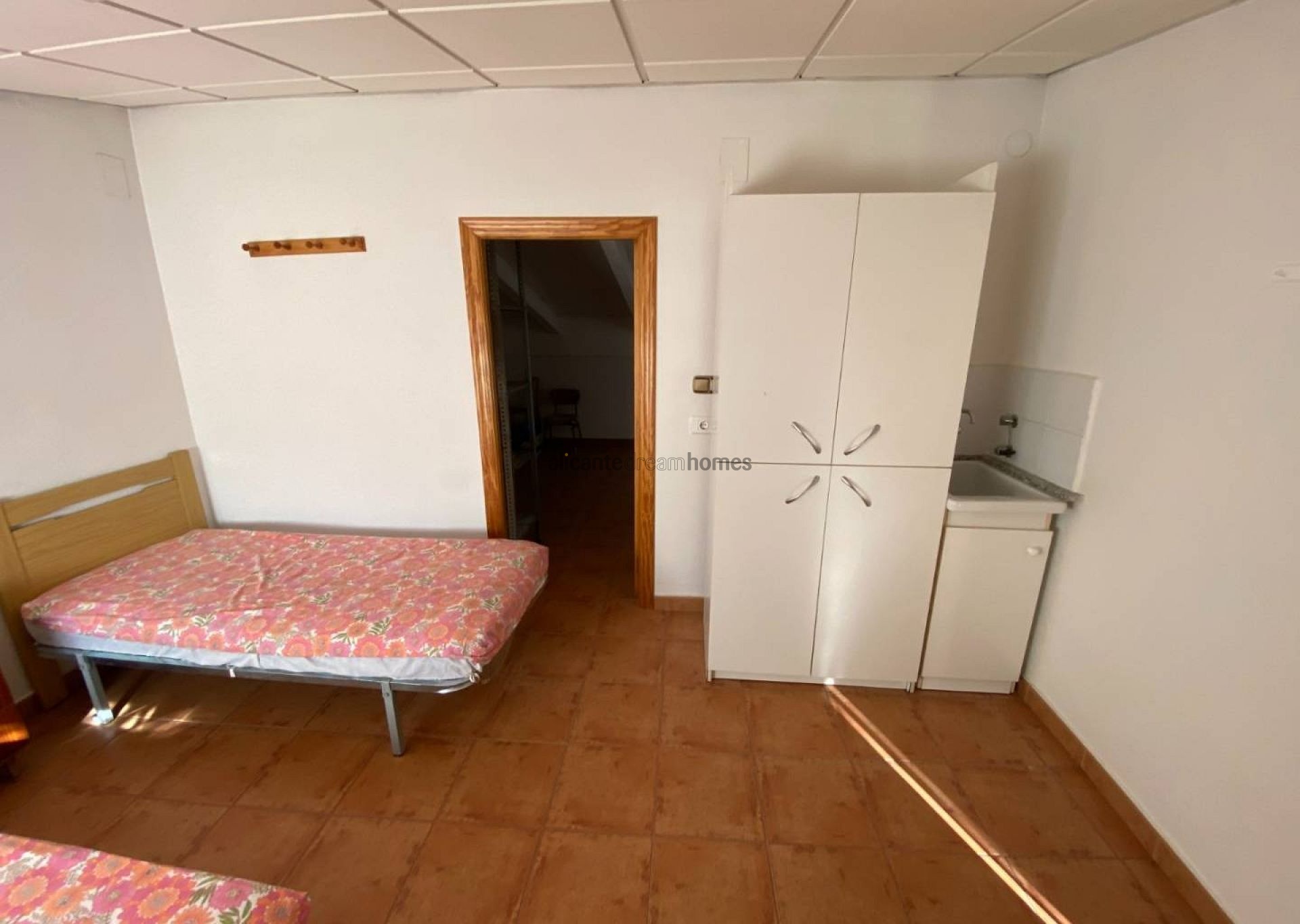 Resale - 5 Bedroom 2 Bathroom Townhouse in Sax -  - Alicante