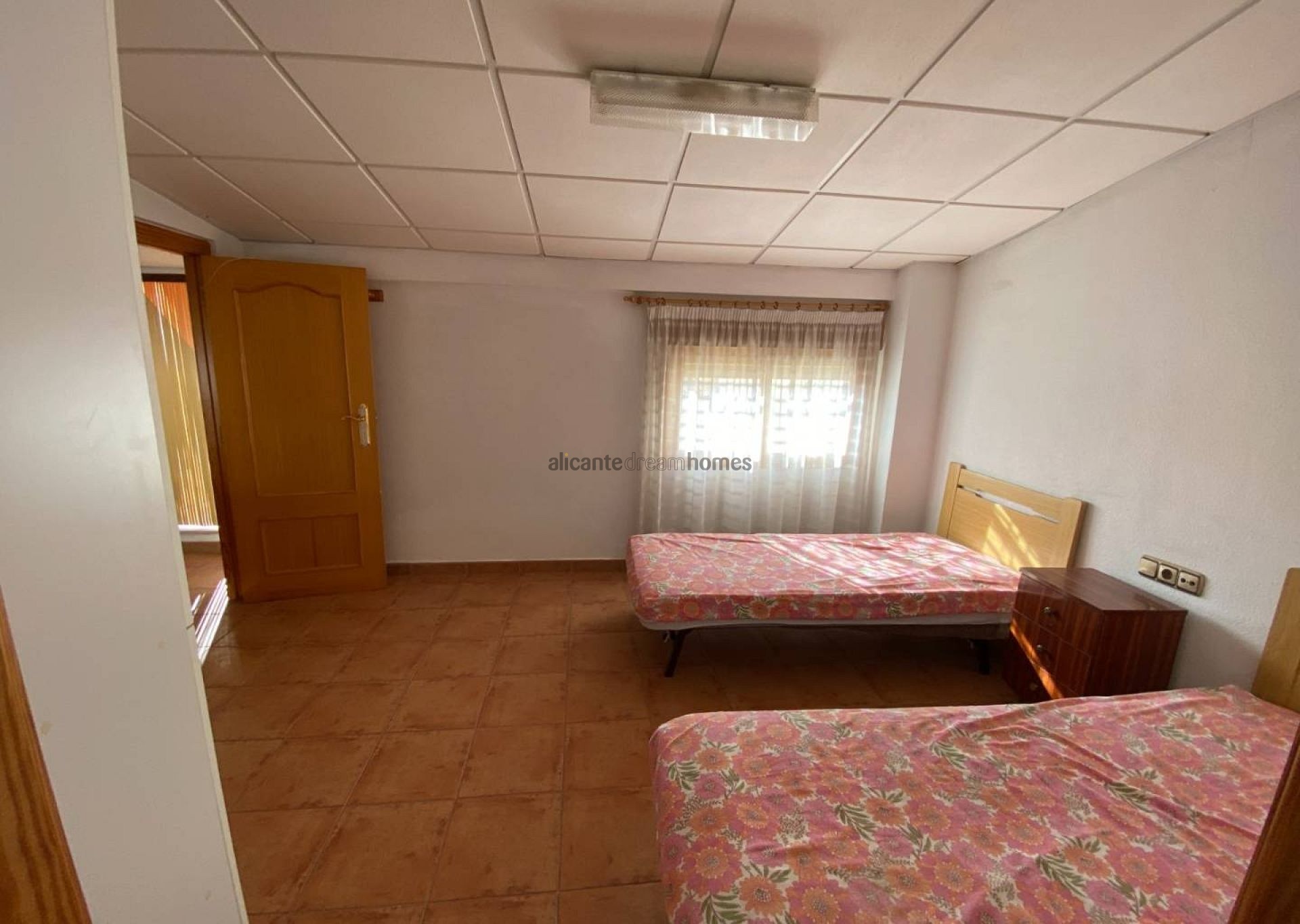 Resale - 5 Bedroom 2 Bathroom Townhouse in Sax -  - Alicante