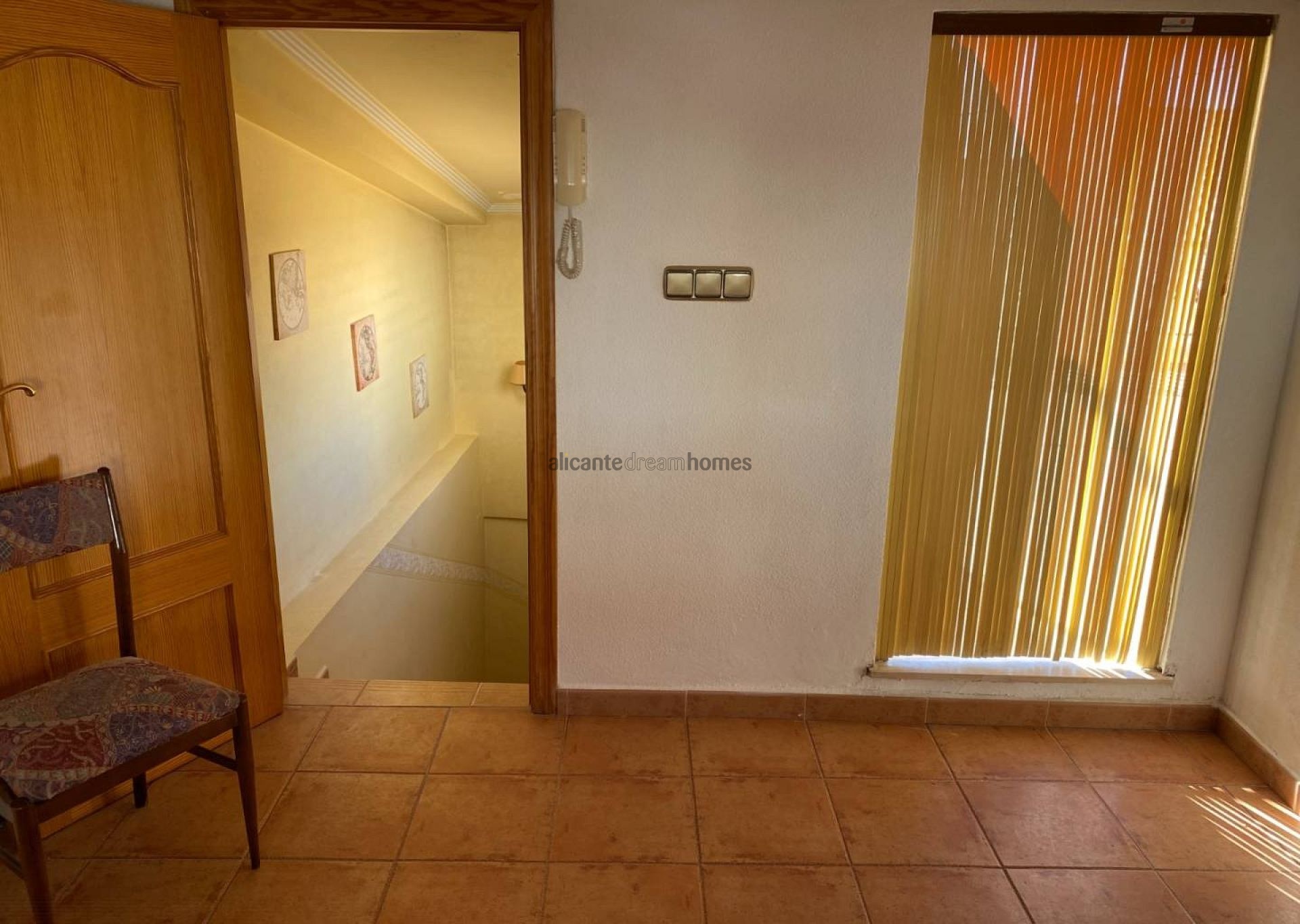 Resale - 5 Bedroom 2 Bathroom Townhouse in Sax -  - Alicante