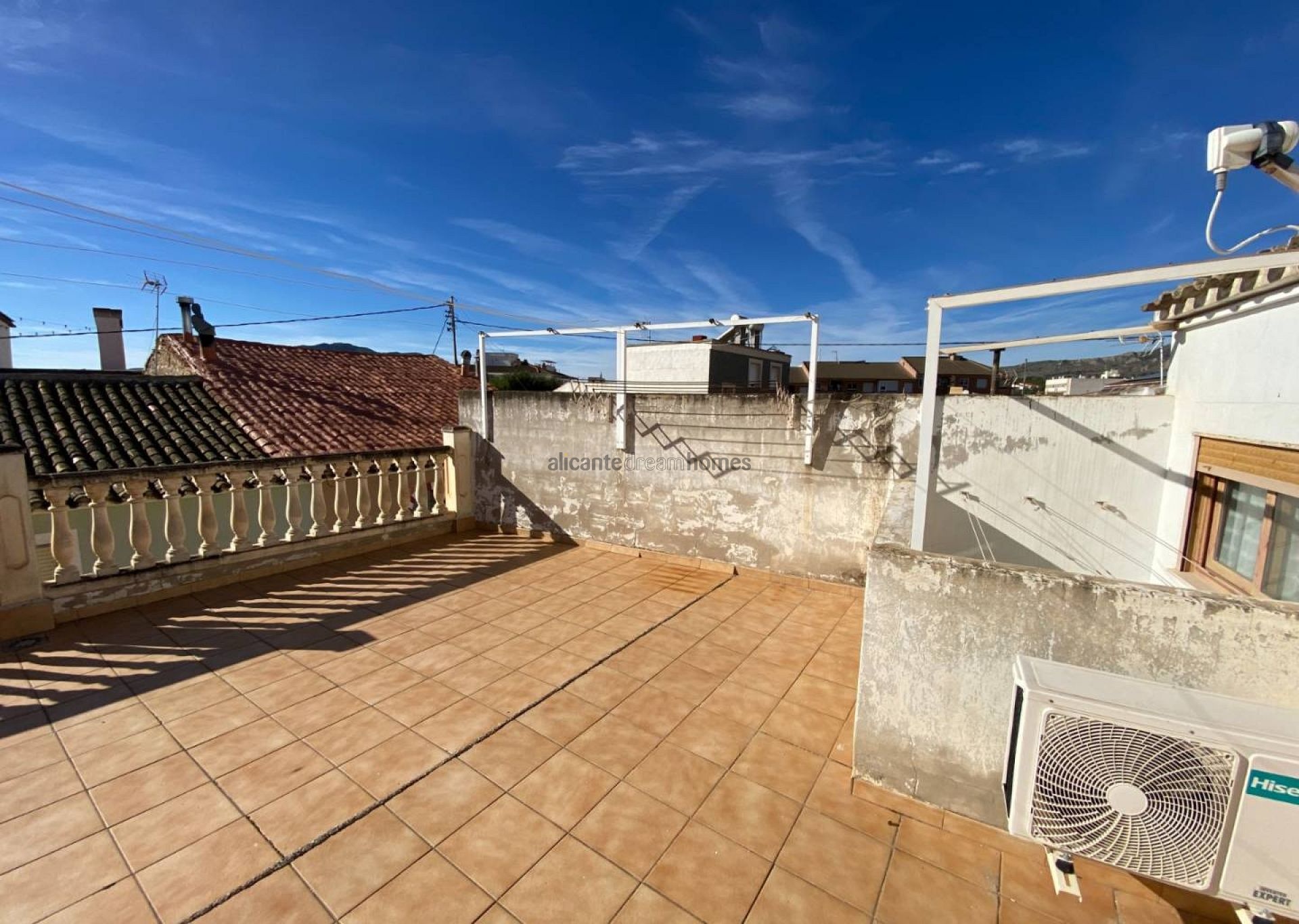 Resale - 5 Bedroom 2 Bathroom Townhouse in Sax -  - Alicante