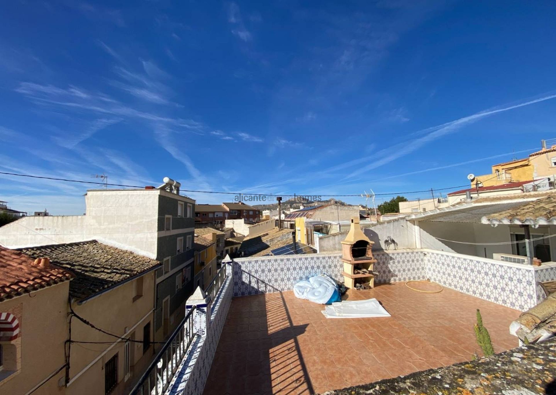 Resale - 5 Bedroom 2 Bathroom Townhouse in Sax -  - Alicante