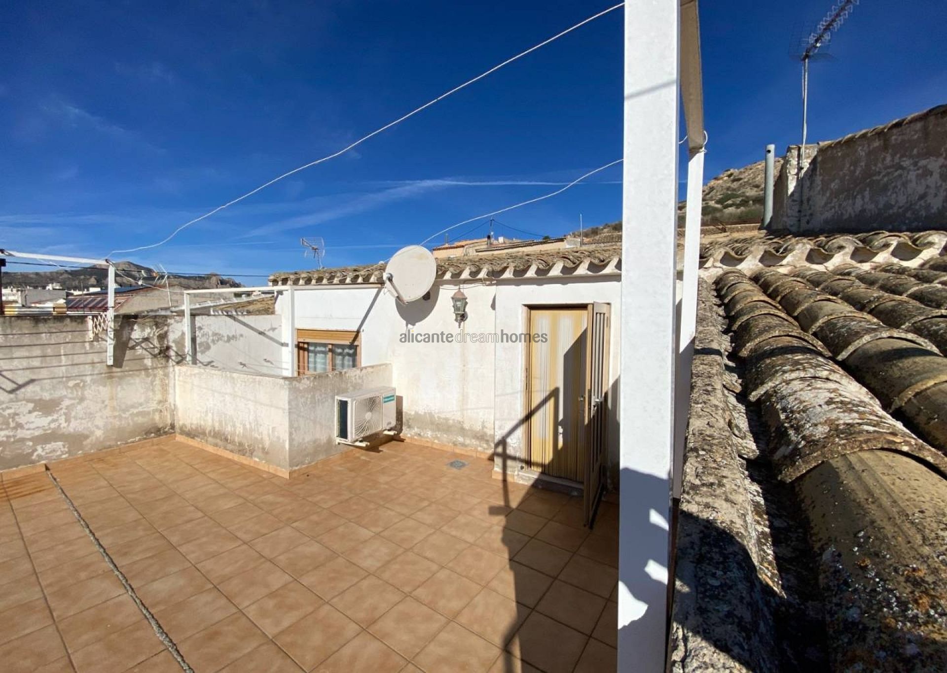 Resale - 5 Bedroom 2 Bathroom Townhouse in Sax -  - Alicante