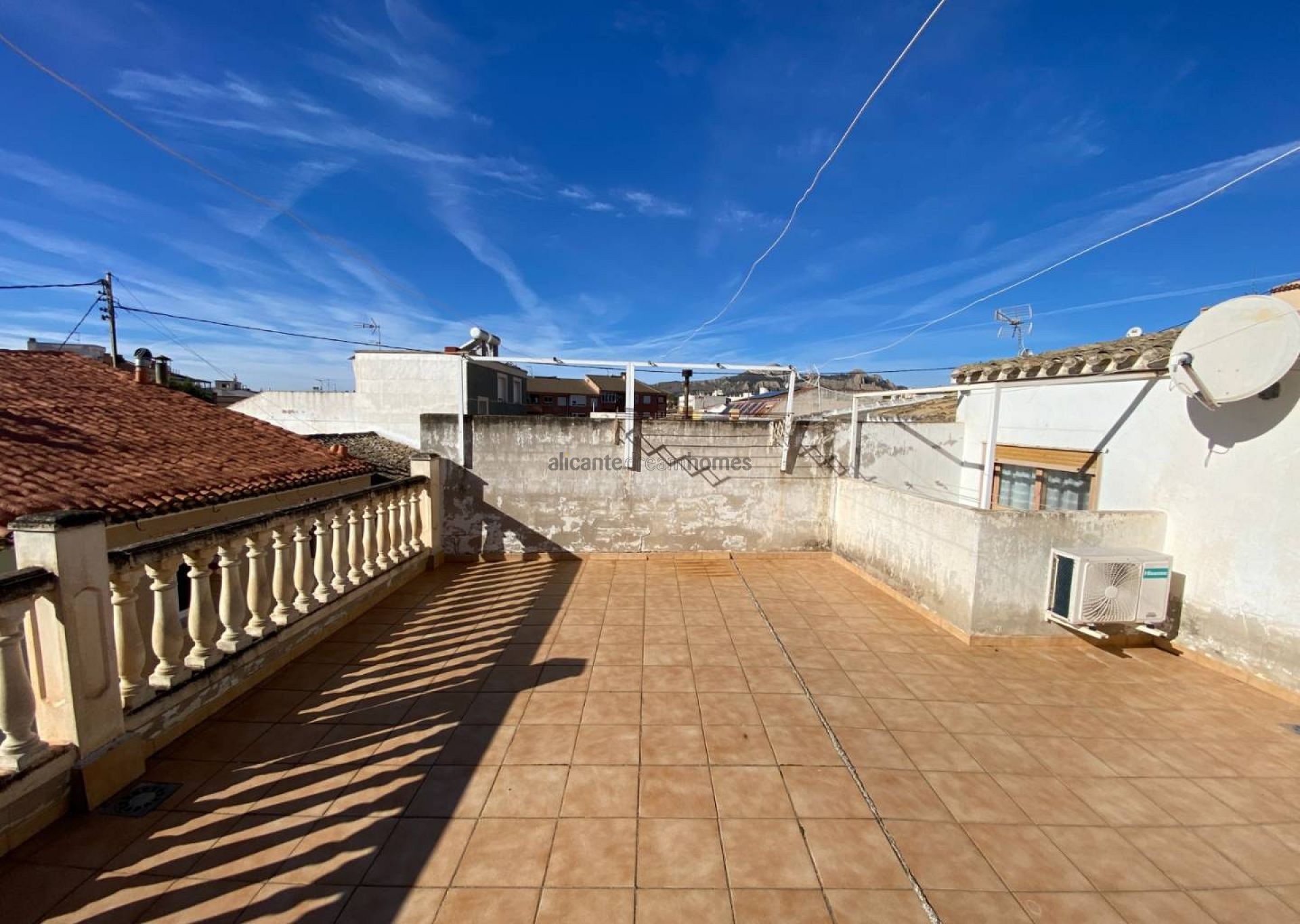 Resale - 5 Bedroom 2 Bathroom Townhouse in Sax -  - Alicante