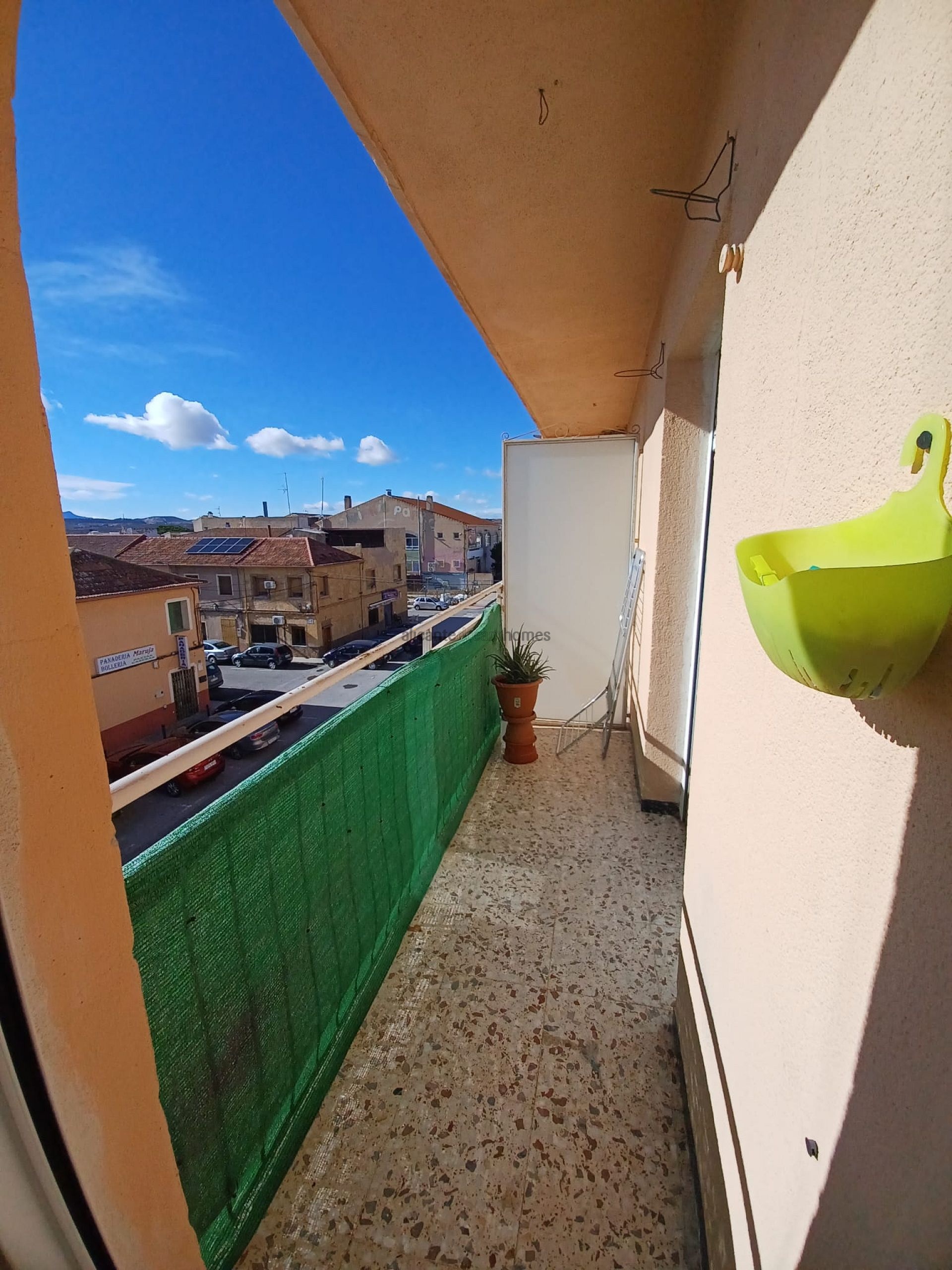 Resale - 3 Bedroom 1 Bathroom Apartment in Pinoso -  - Alicante