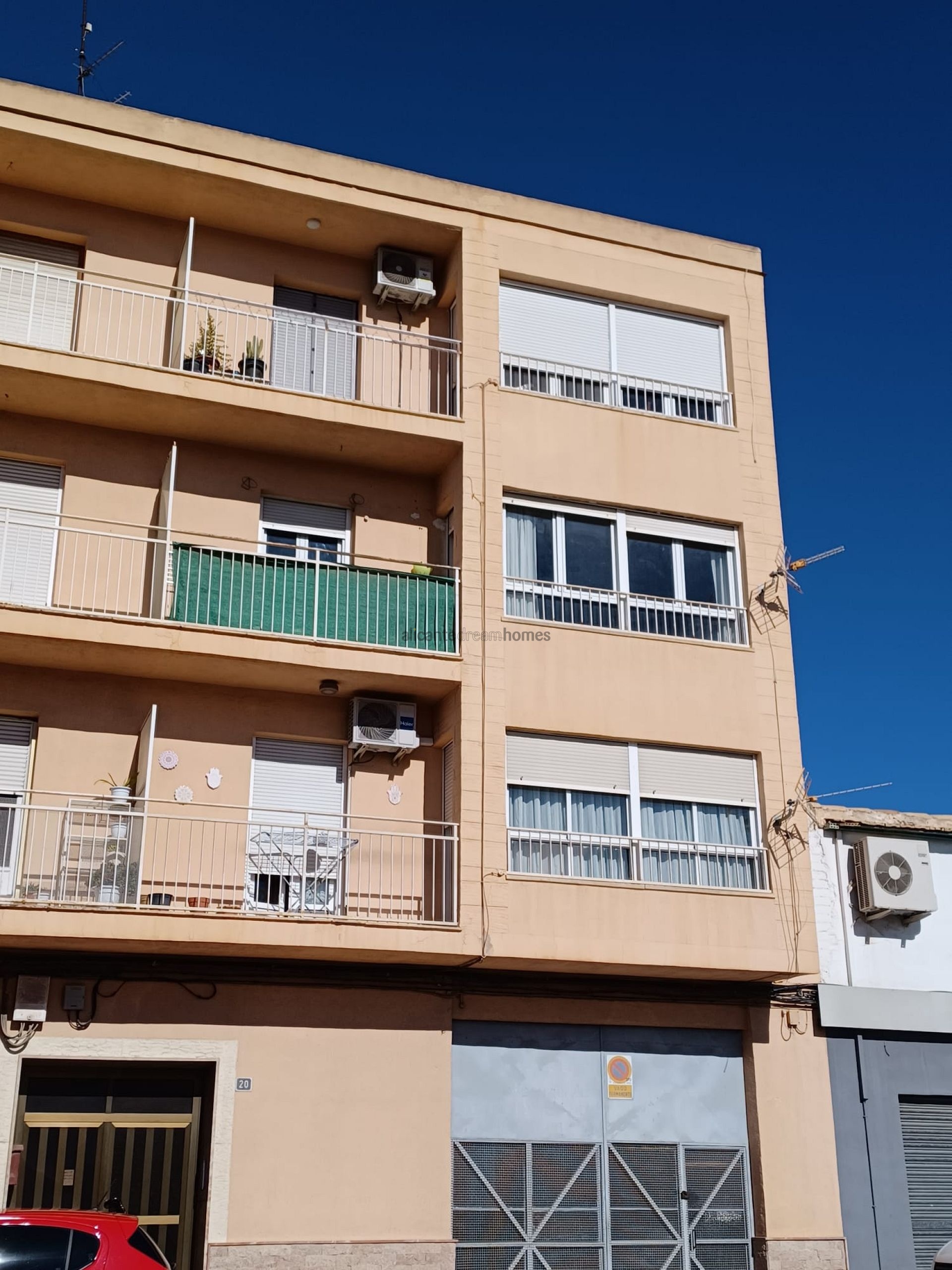 Resale - 3 Bedroom 1 Bathroom Apartment in Pinoso -  - Alicante