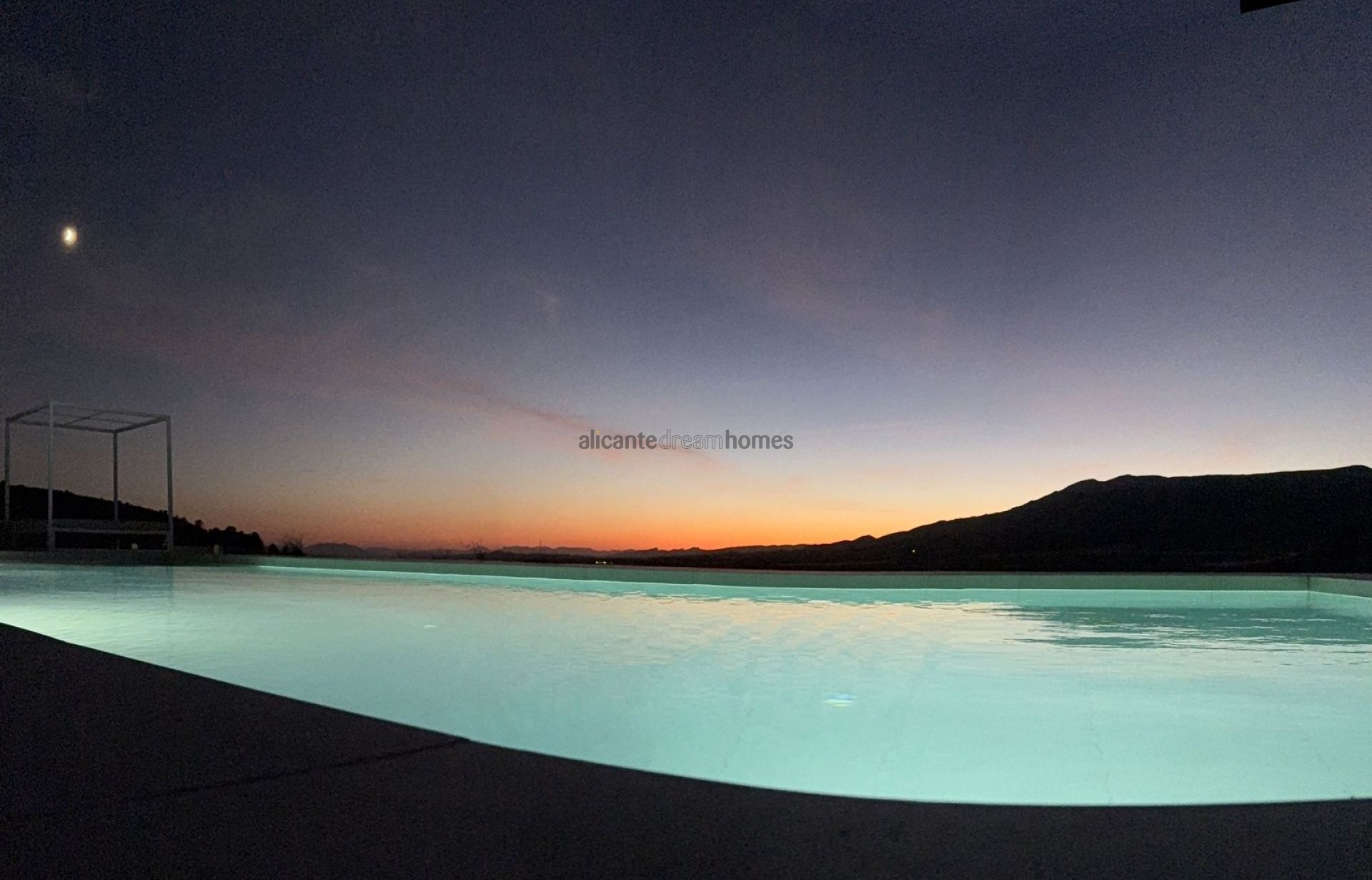 Resale - 3 Bedroom 2 Bathroom Villa in Pinoso -  - Alicante