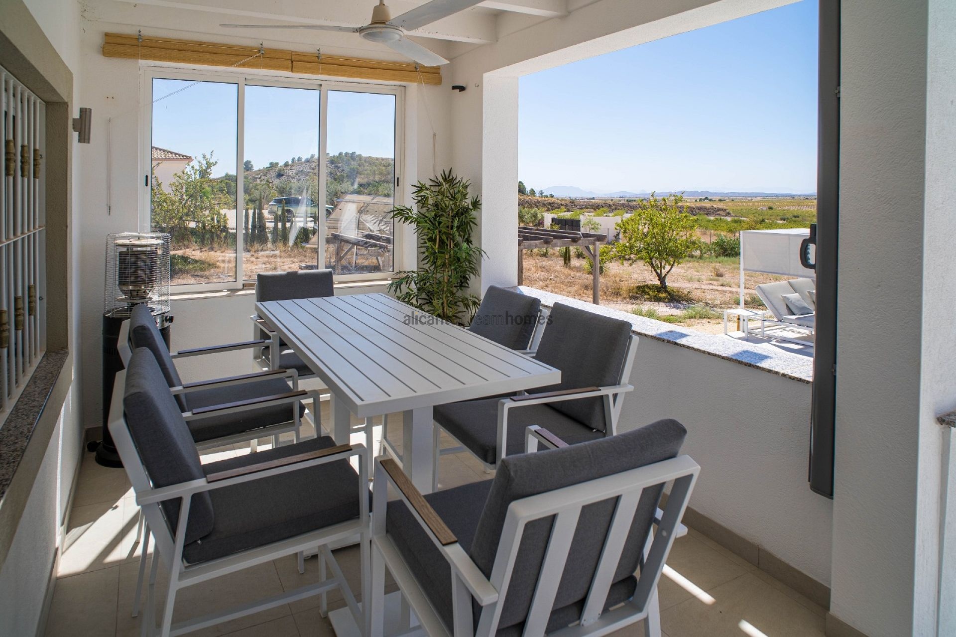 Resale - 3 Bedroom 2 Bathroom Villa in Pinoso -  - Alicante