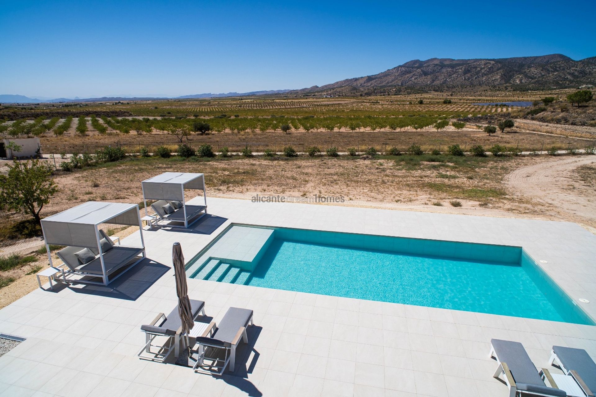 Resale - 3 Bedroom 2 Bathroom Villa in Pinoso -  - Alicante