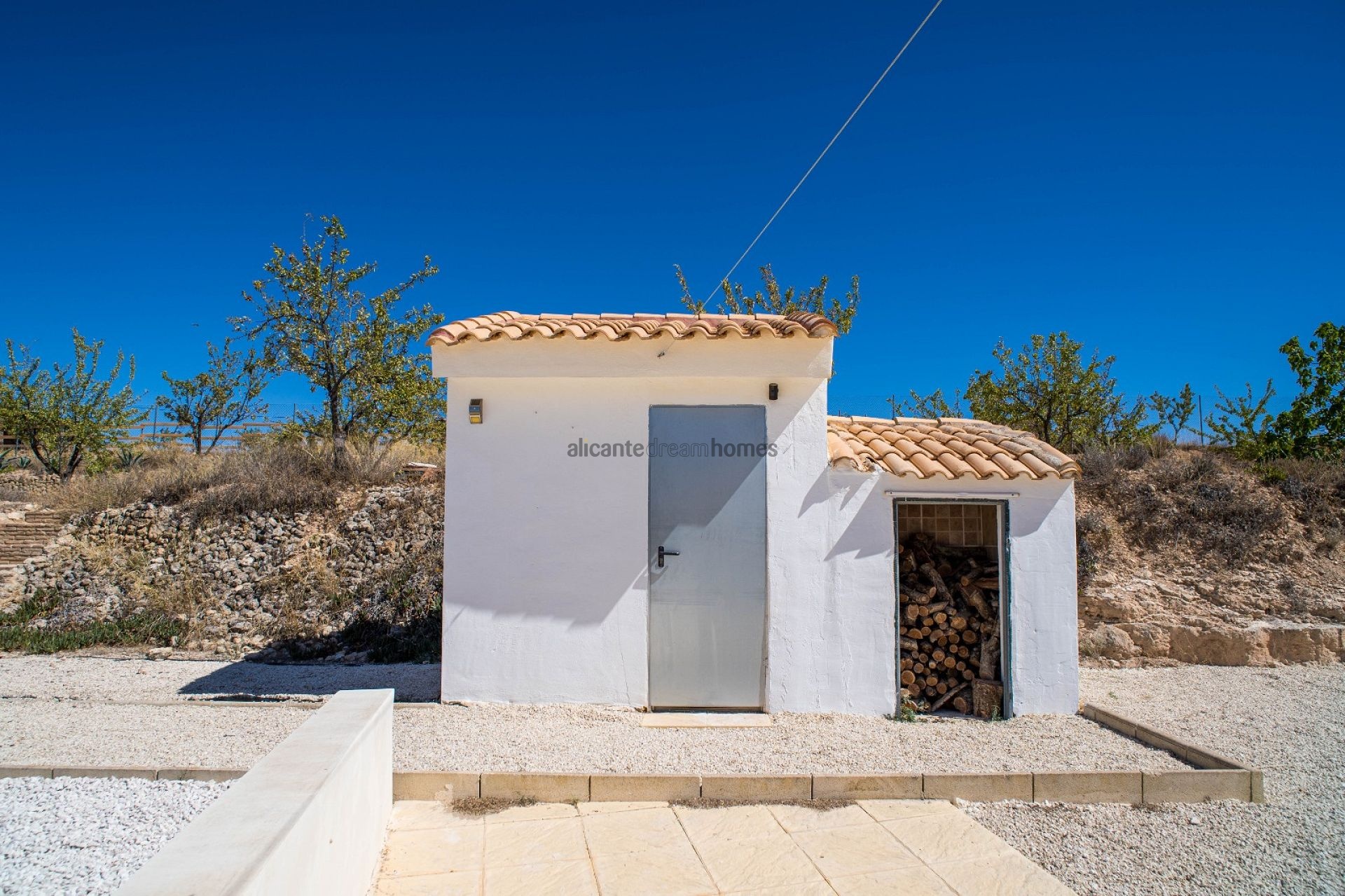 Resale - 3 Bedroom 2 Bathroom Villa in Pinoso -  - Alicante