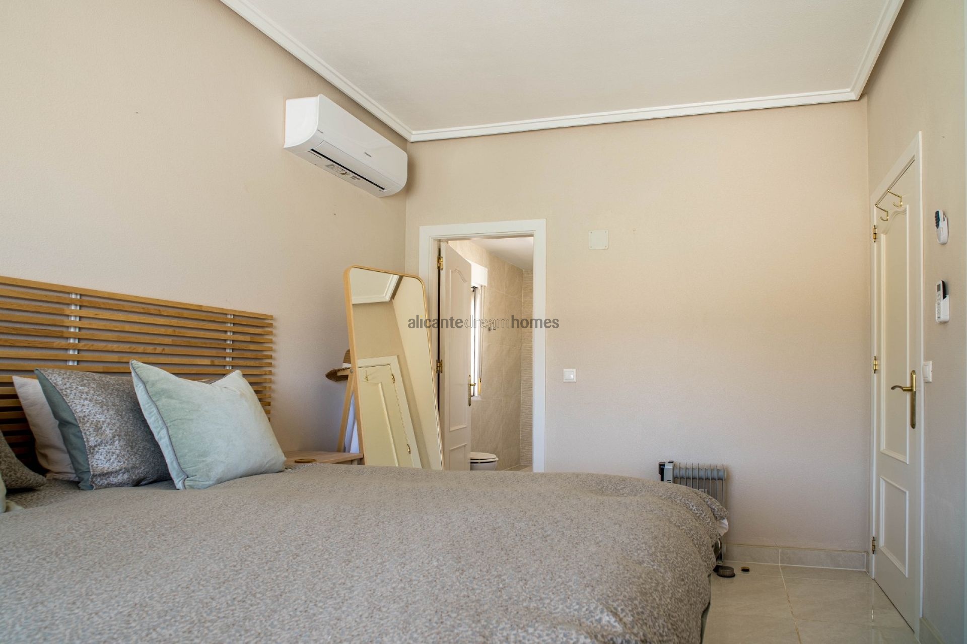 Resale - 3 Bedroom 2 Bathroom Villa in Pinoso -  - Alicante