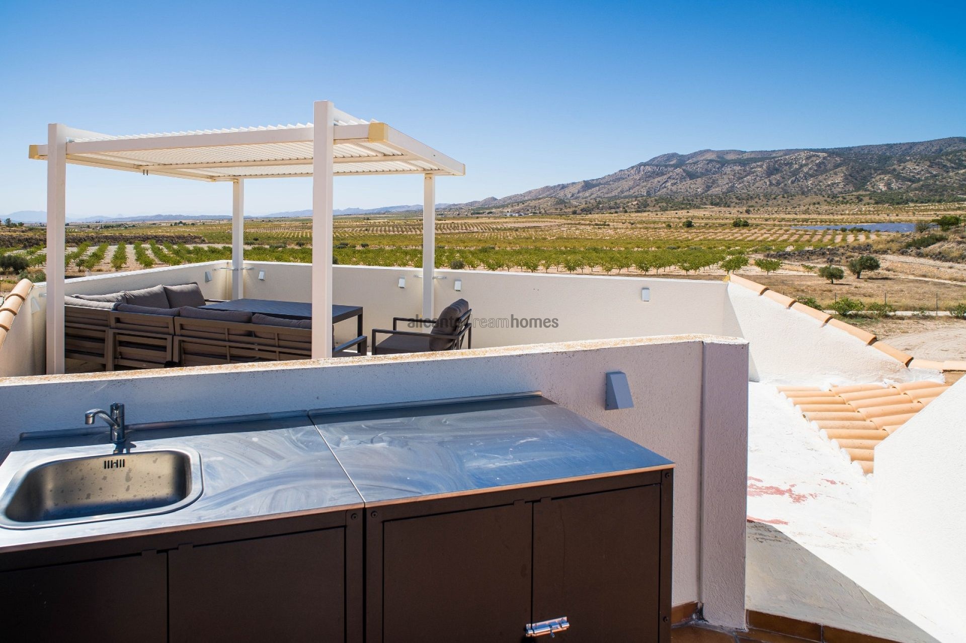 Resale - 3 Bedroom 2 Bathroom Villa in Pinoso -  - Alicante