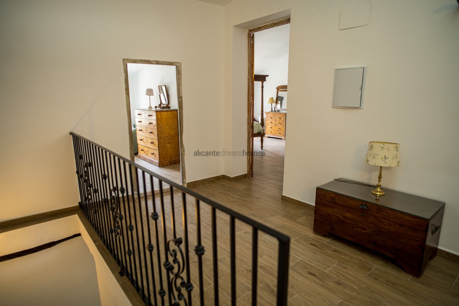 Resale - 5 Bedroom 3 Bathroom Country house in Pinoso -  - Alicante