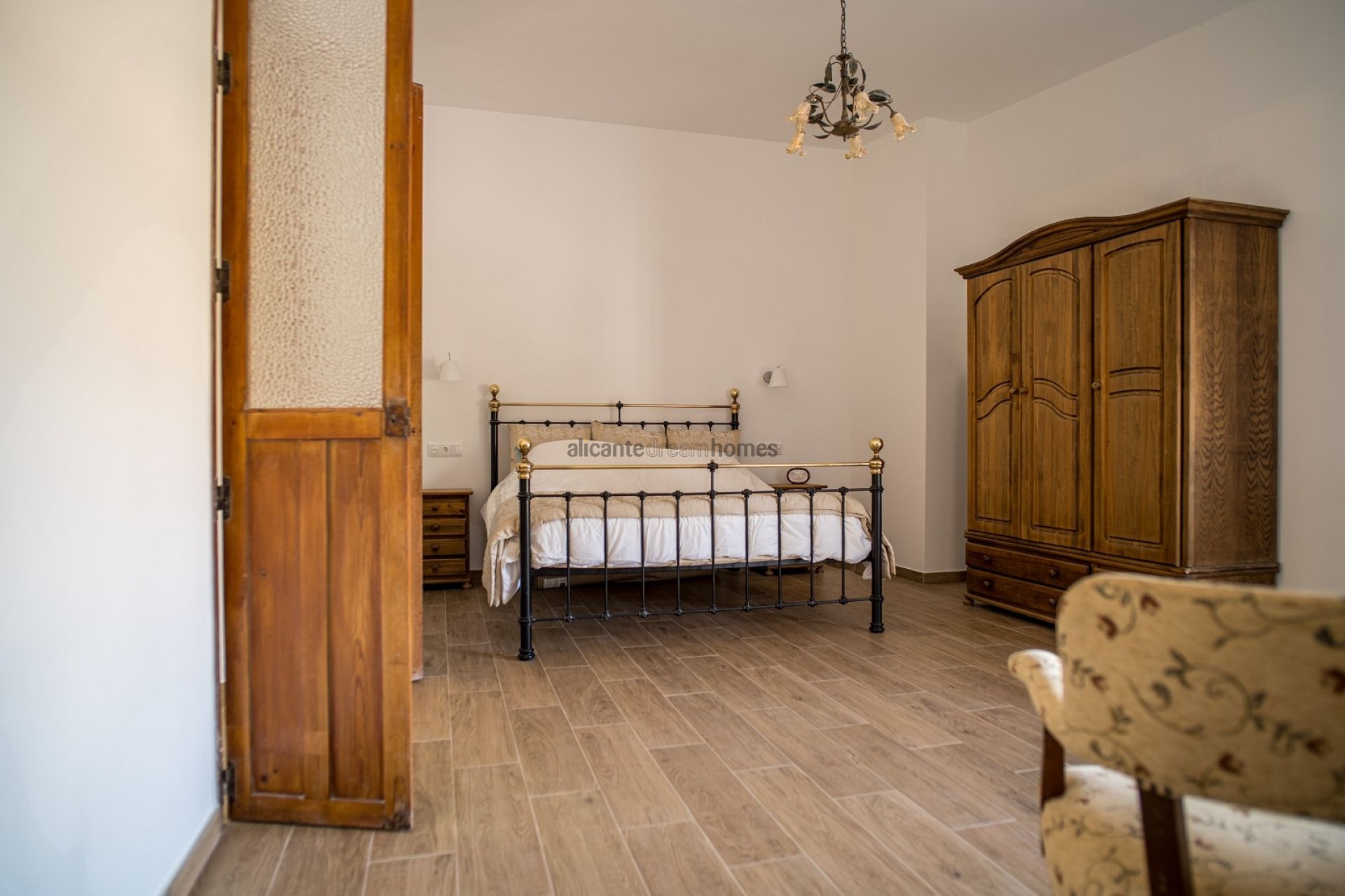 Resale - 5 Bedroom 3 Bathroom Country house in Pinoso -  - Alicante