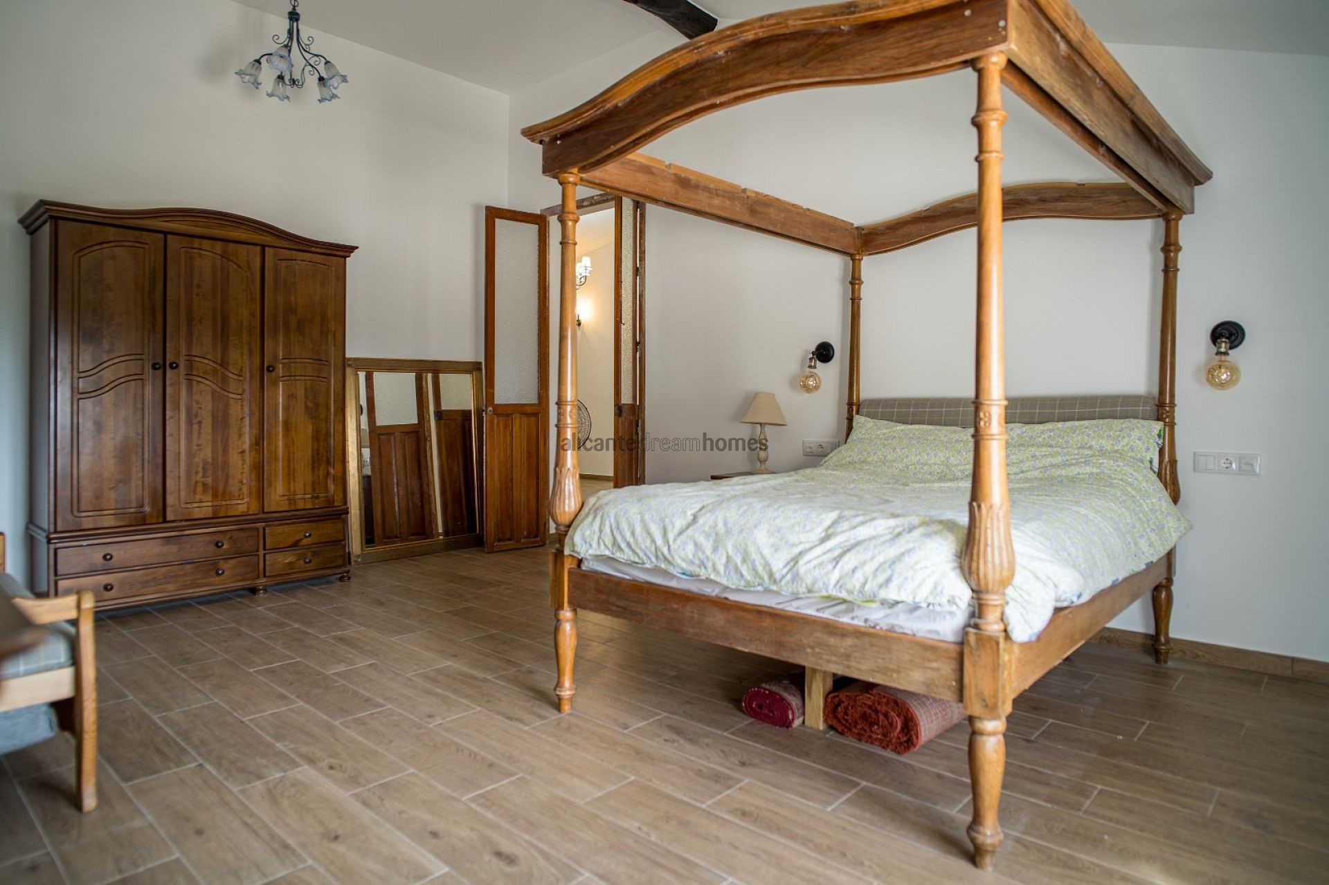 Resale - 5 Bedroom 3 Bathroom Country house in Pinoso -  - Alicante