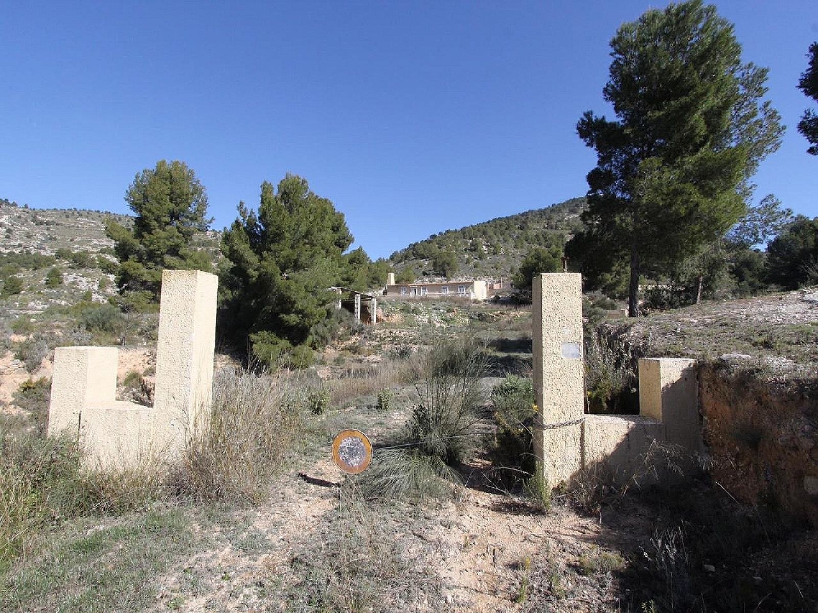 Resale - 3 Bedroom 2 Bathroom Villa in Petrer -  - Alicante