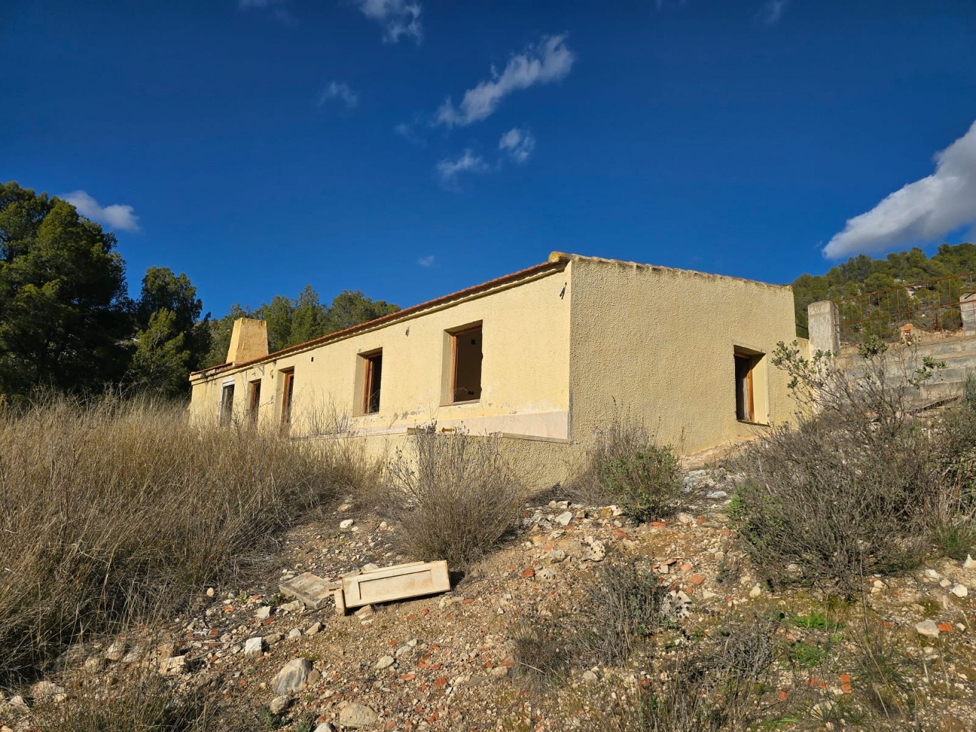 Resale - 3 Bedroom 2 Bathroom Villa in Petrer -  - Alicante