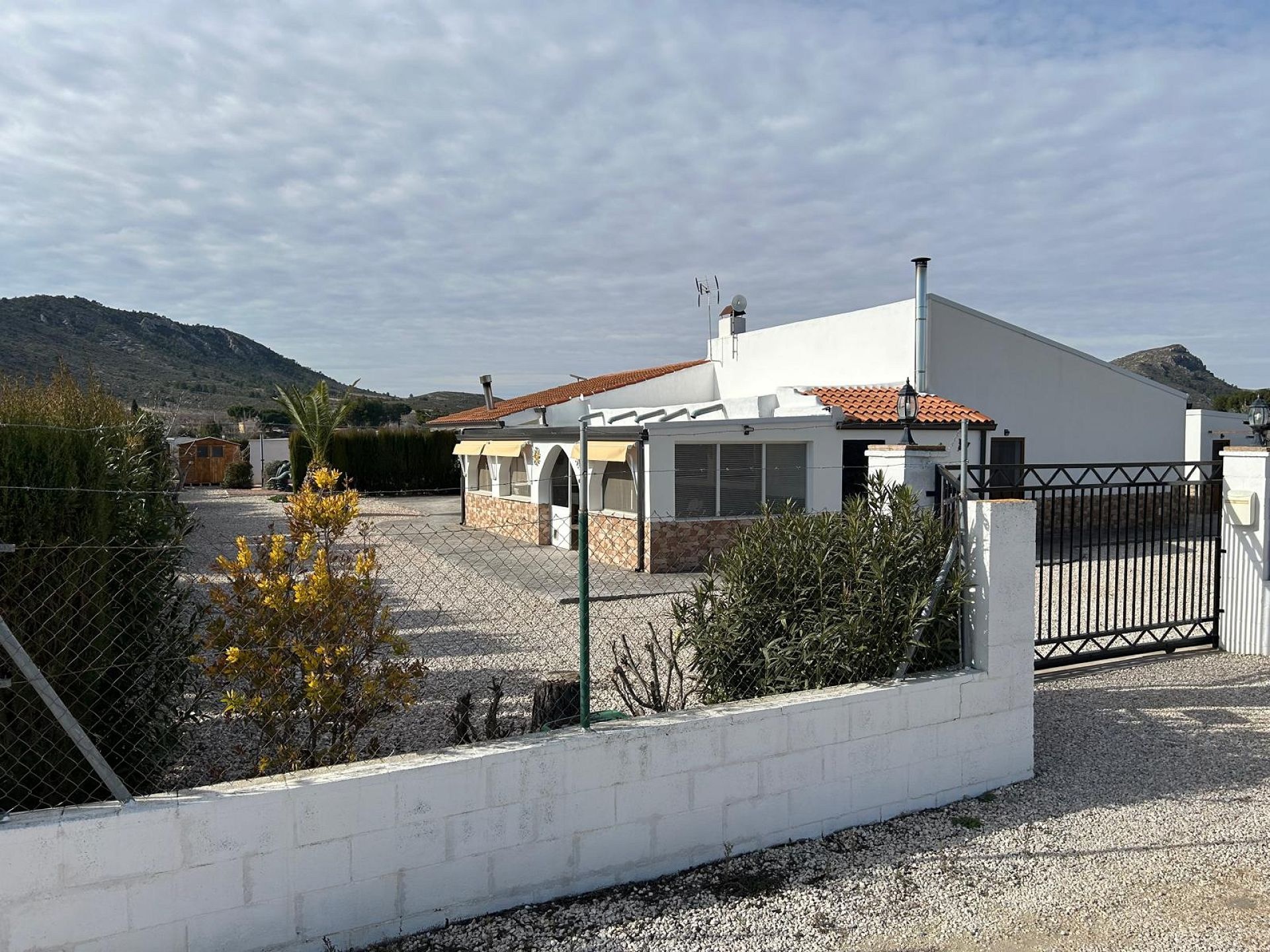 Resale - 5 Bedroom 3 Bathroom Villa in Villena -  - Alicante