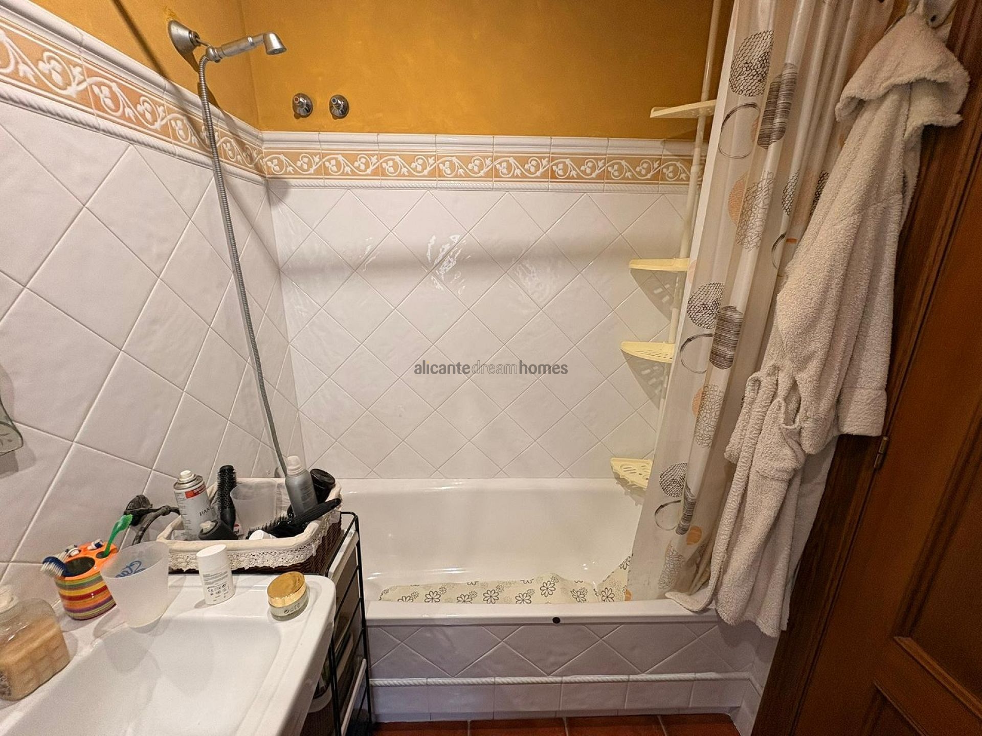 Resale - 3 Bedroom 3 Bathroom Semi-detached in Elda -  - Alicante