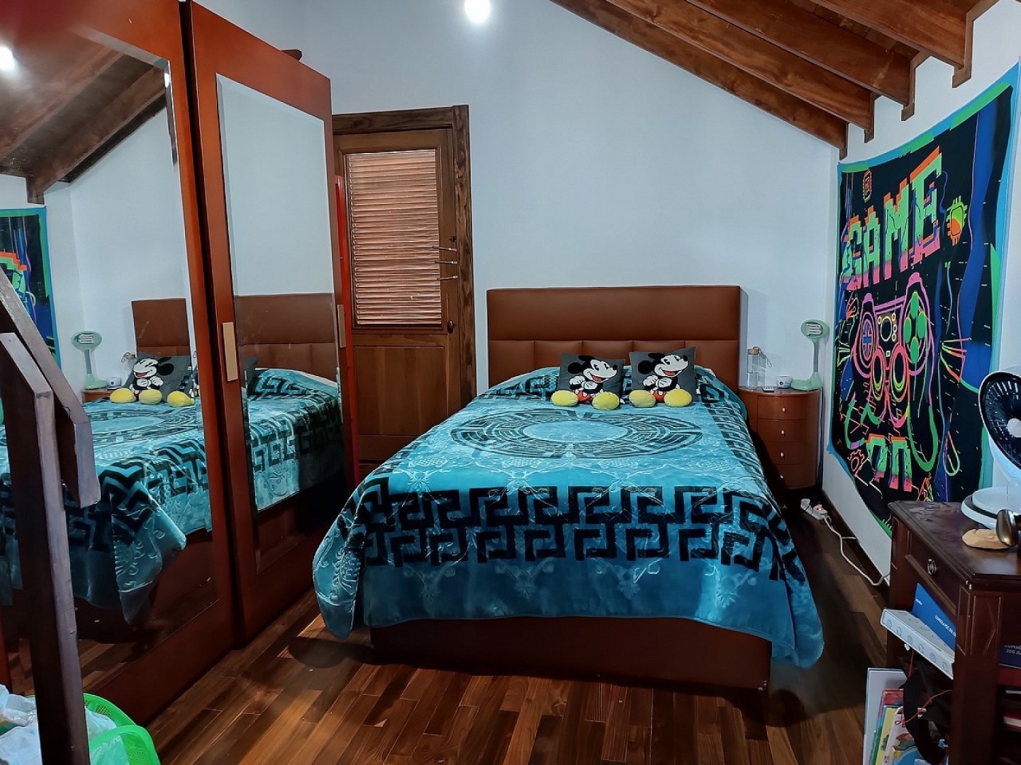 7 Bedroom 4 Bathroom Wooden House in Yecla