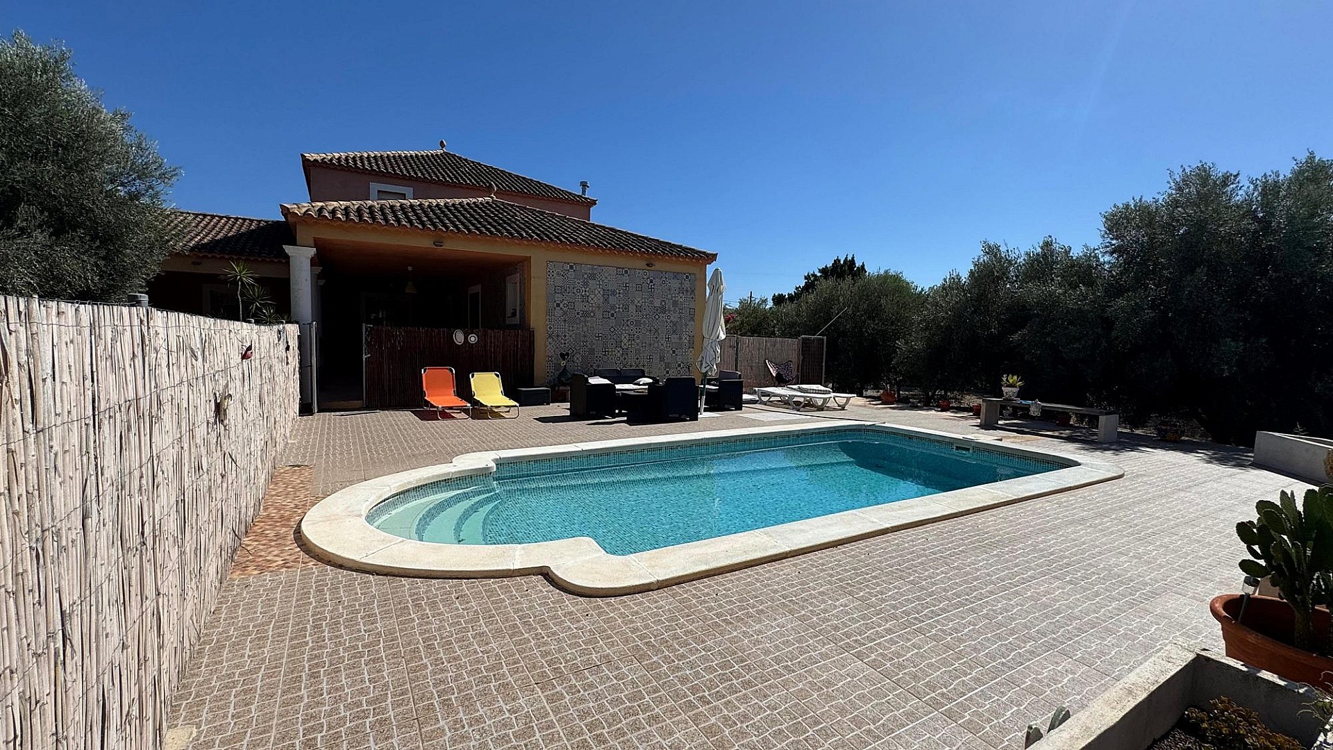 Resale - 6 Bedroom 3 Bathroom Villa in Albatera -  - Alicante